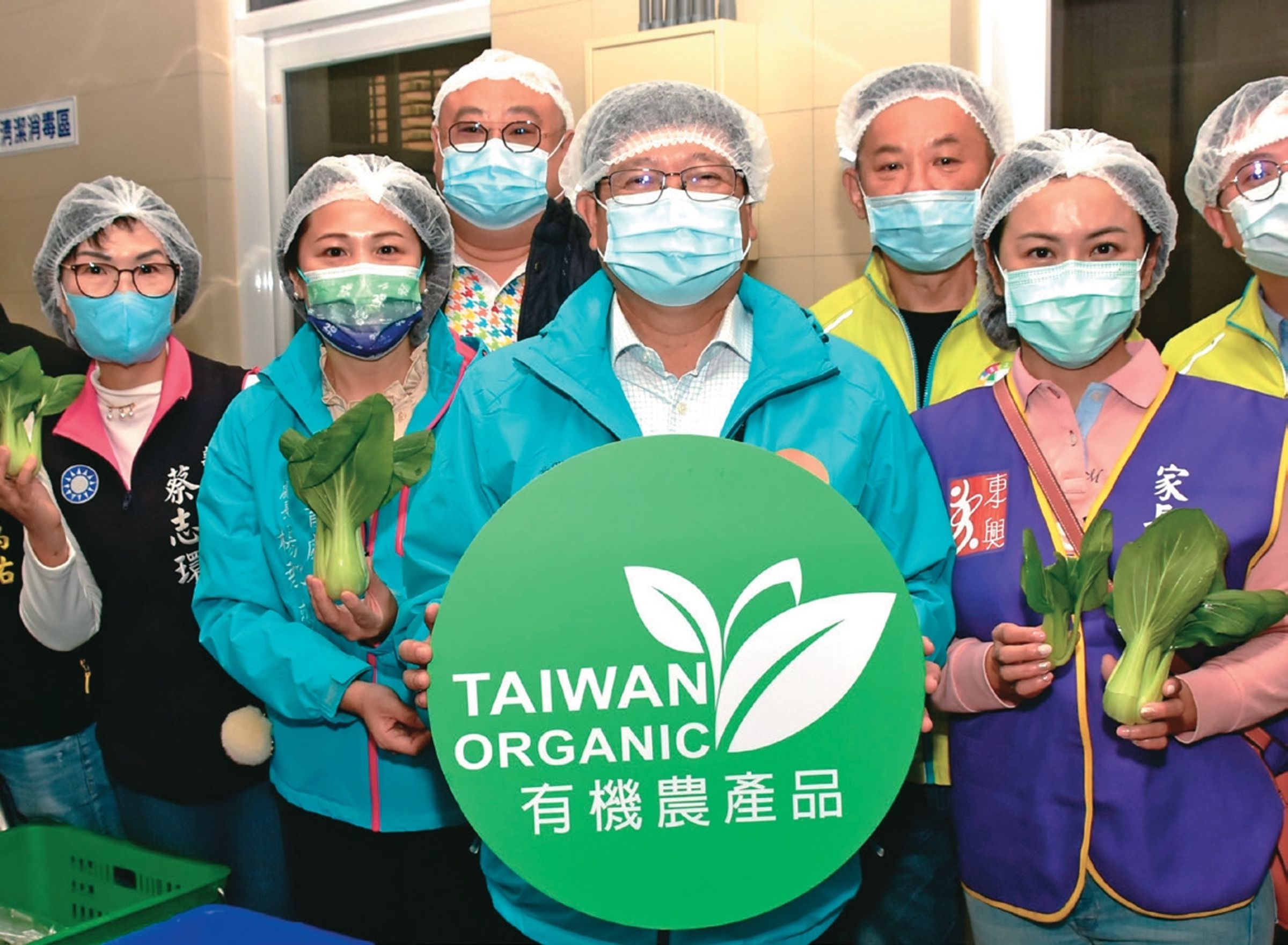 竹縣學校午餐使用在地及有機食材,除了照顧在地農民,還能深化小朋友的食農教育。(新竹縣政府提供)