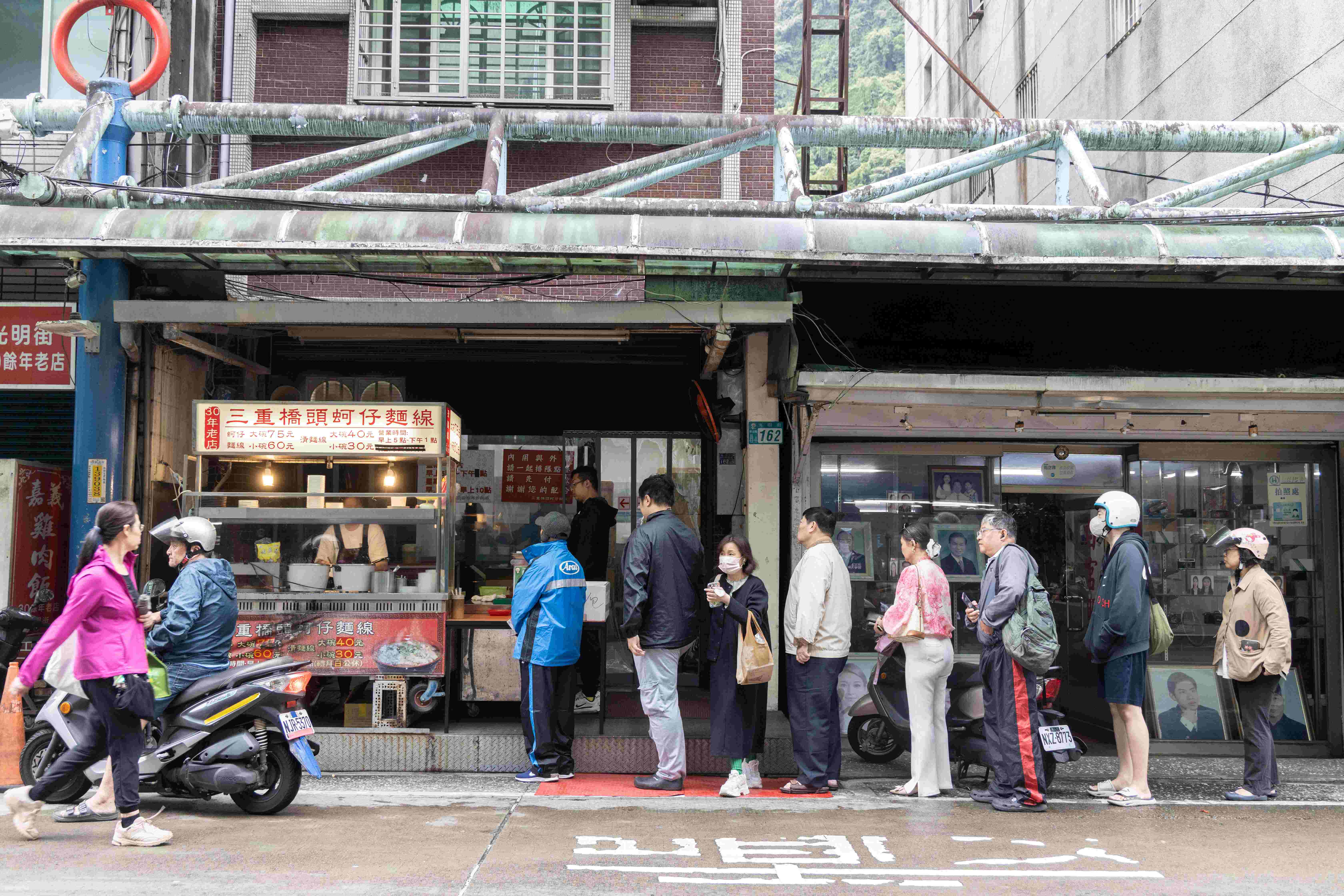 雖然名叫「三重橋頭蚵仔麵線」，但其實開在新店，是當地有名的排隊店。