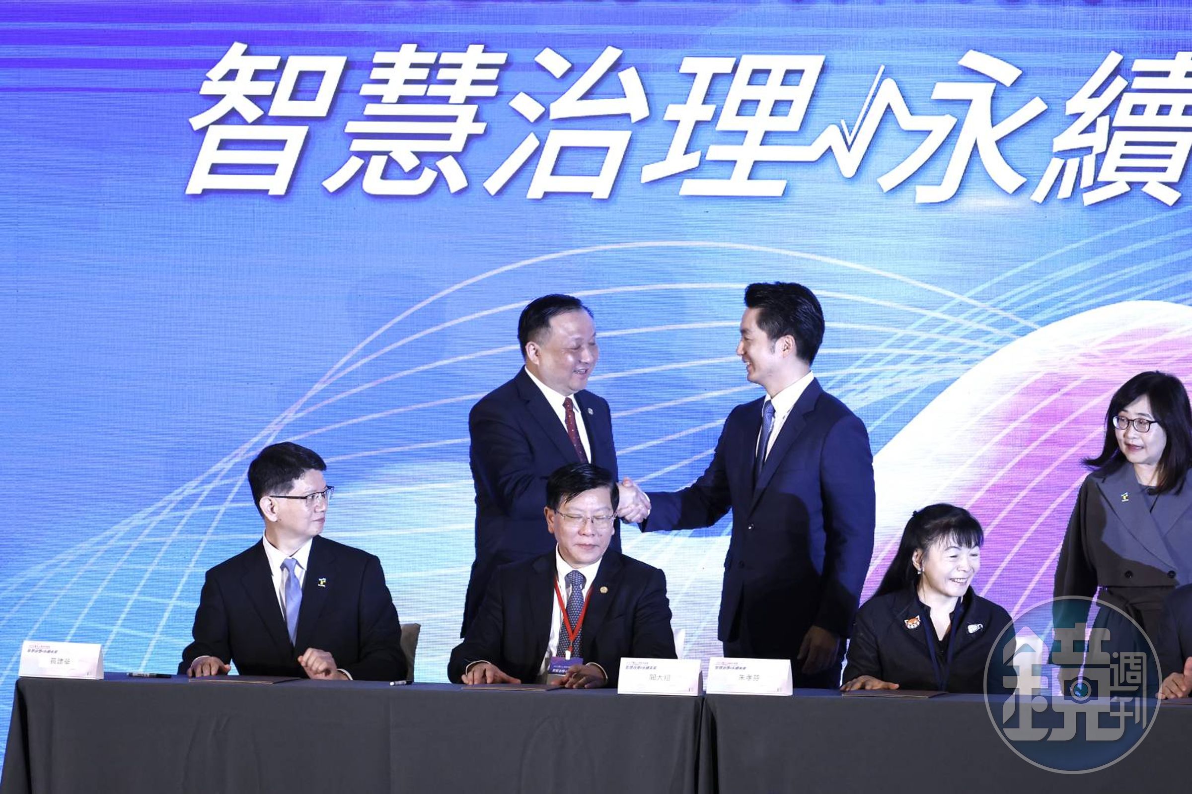 雙城論壇今日登場,上海副市長華源宣布(後排左1)恢復上海旅行團到台旅遊。