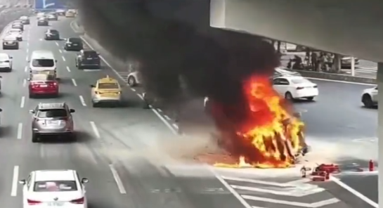 小黃安全閃過，BMW車輛撞上橋墩柱後起火燃燒。（翻自X平台）