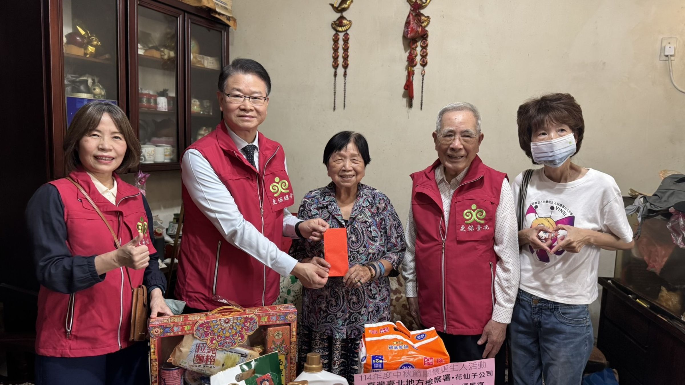 台灣更生保護會台北分會積極協助更生人復歸社會，除了輔導就業、重新建立起家庭，更利用中秋佳節溫馨送愛關懷更生人。（台灣更生保護會台北分會提供）
