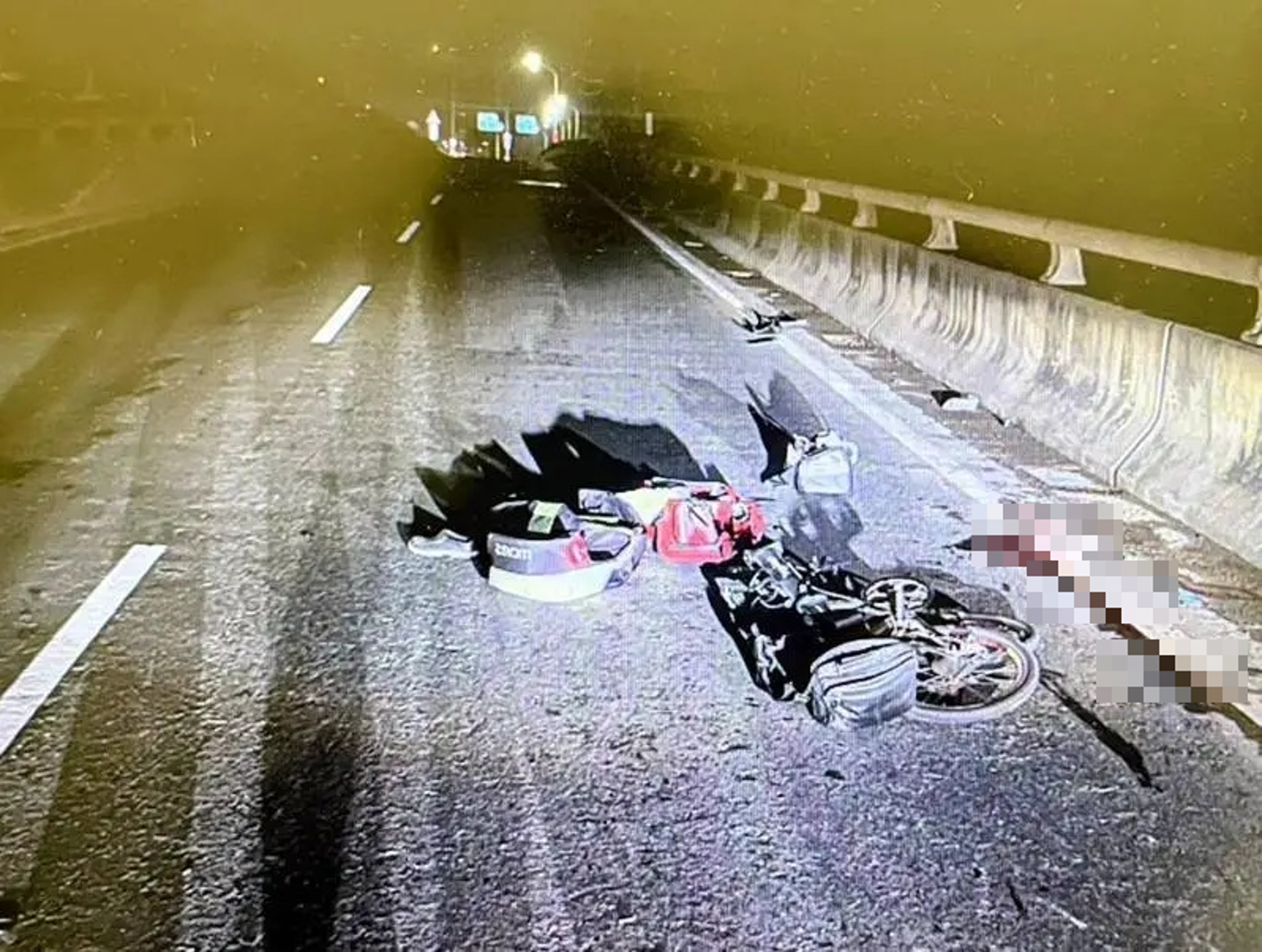 周姓老翁遭撞，騎乘的腳踏車幾乎解體，地下還留有血跡。（警方提供）