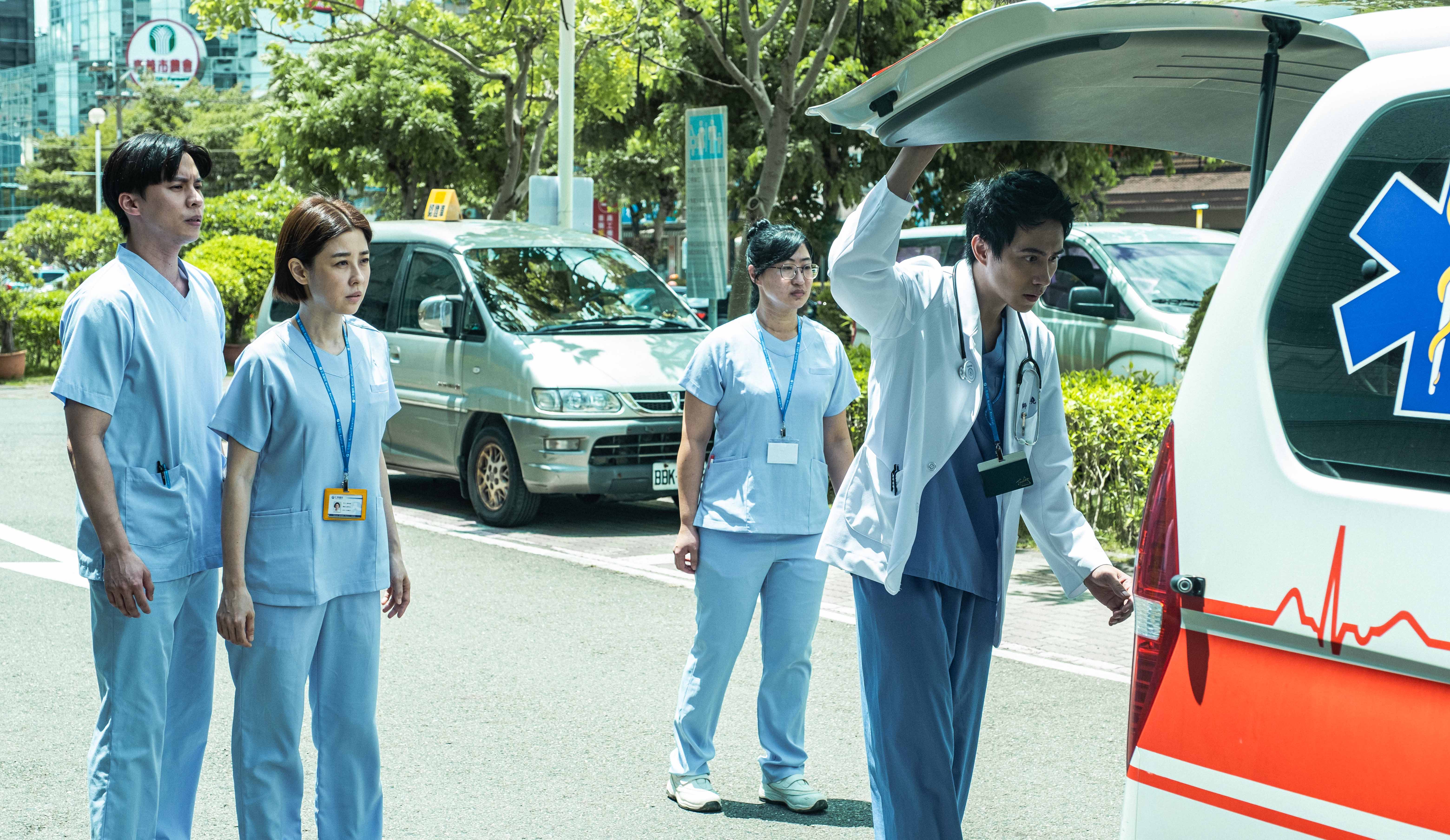 《生命捕手》潘君侖（右一）戲劇處女作演出暖男外科醫師。（東森提供）
