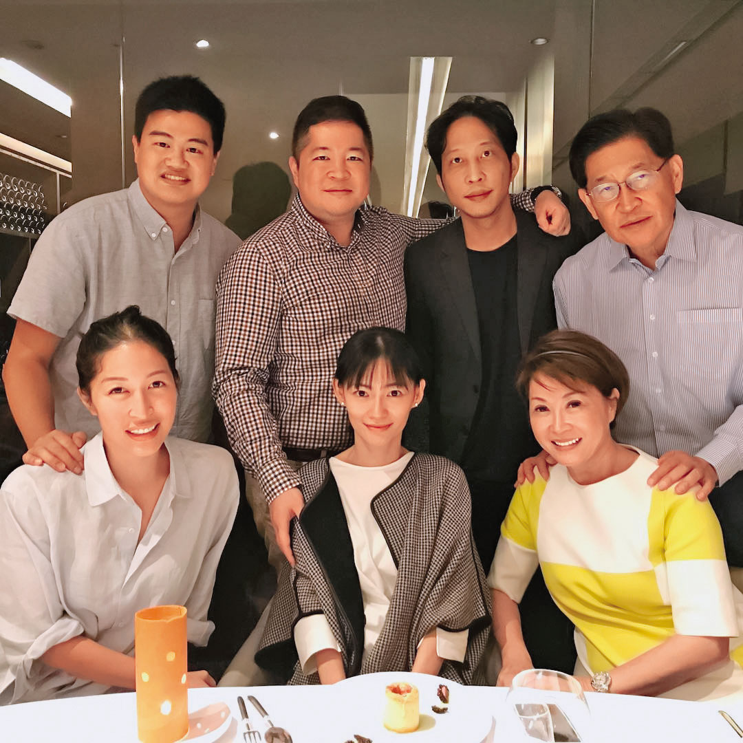 胡亦嘉的妹婿正是台新金董座吳東亮么兒吳昕豪。(翻攝胡亦嘉IG)