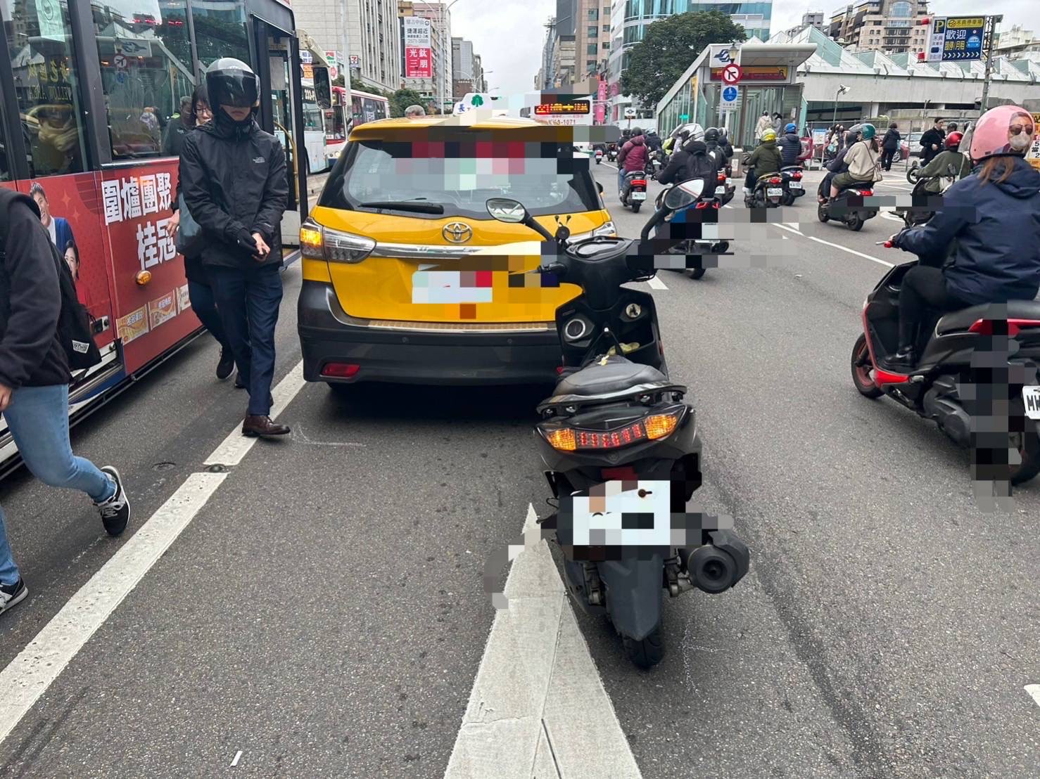 機車在民權西路追撞計程車,二車停在路中處理車禍,一度造成交通堵塞。(翻攝畫面)