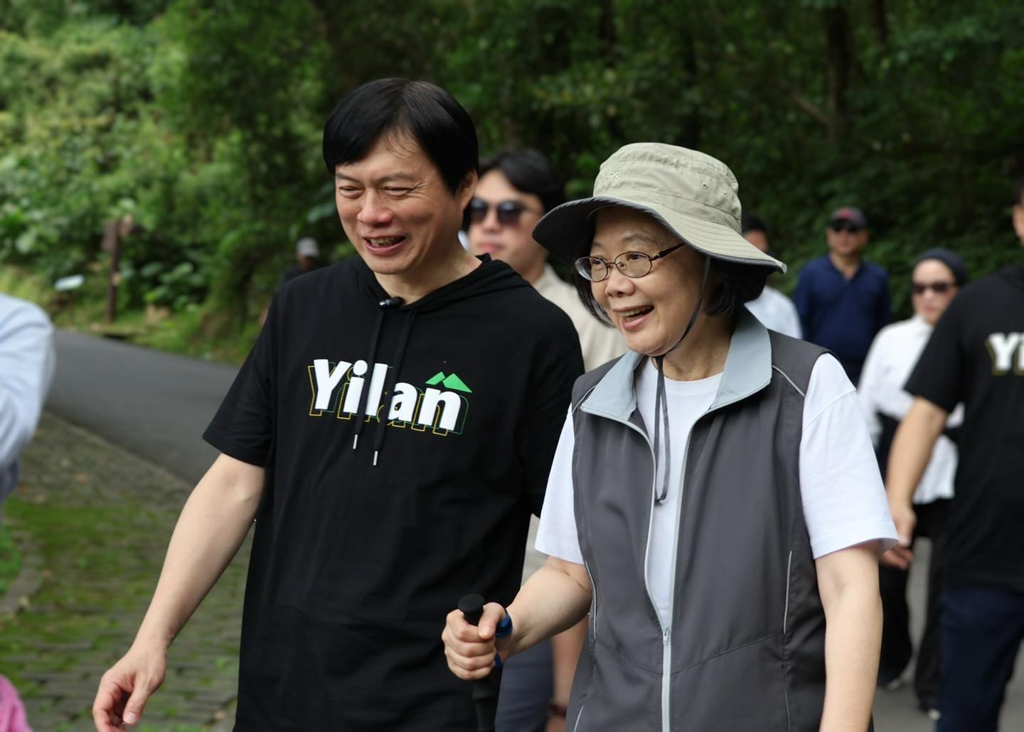 退休後喜愛爬山的前總統蔡英文，今日與民進黨宜蘭縣長參選人林國漳前往宜蘭縣仁山步道登山。（翻攝自臉書@林國漳）