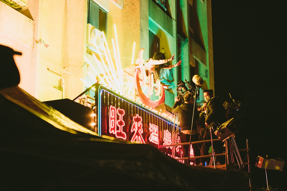 劇組將真實的飯店改造為片中鬧鬼的「旺來溫泉大飯店」。 (牽猴子提供)