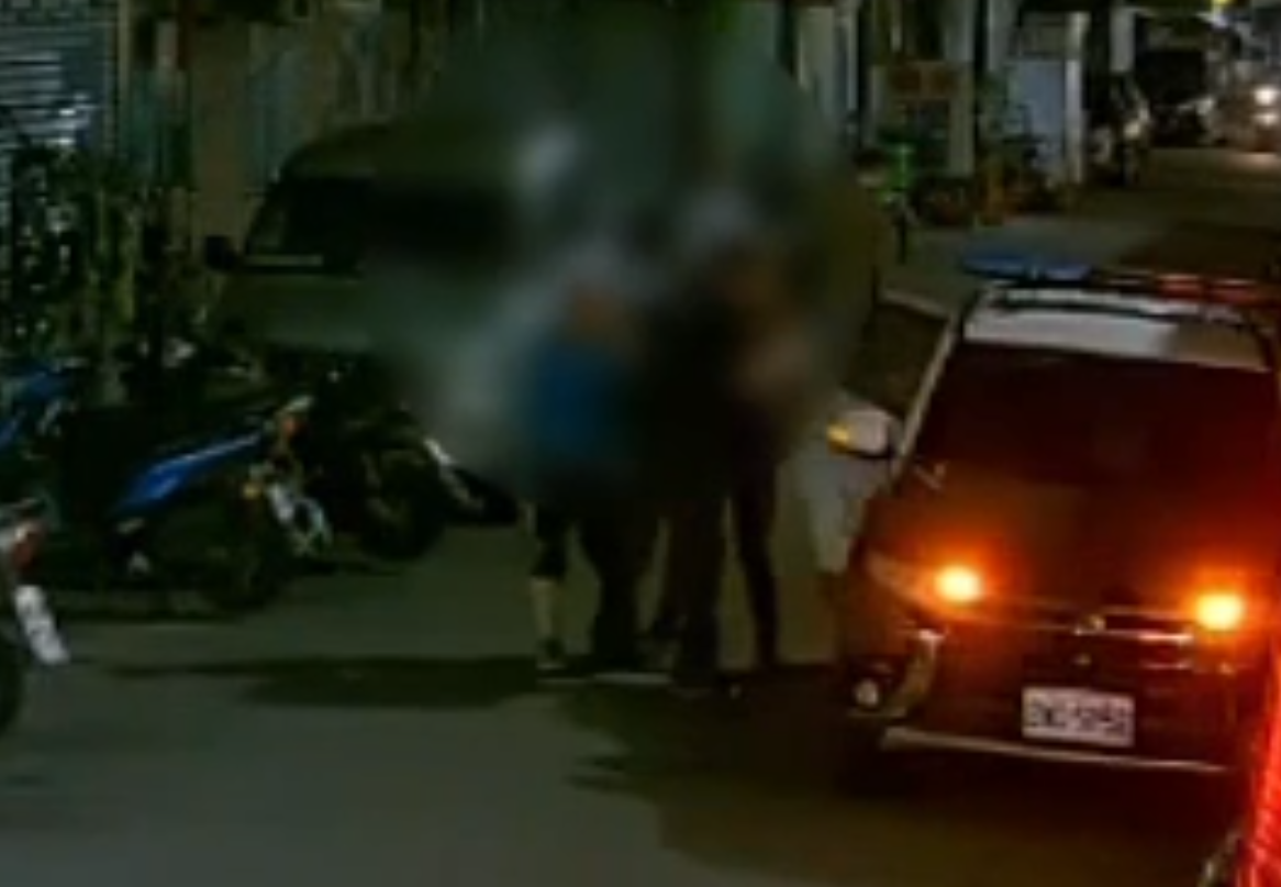 警方要將吳姓老翁帶回派出所,老翁一度抗拒,警方動用強制力終於將人強押上車。(翻攝畫面)