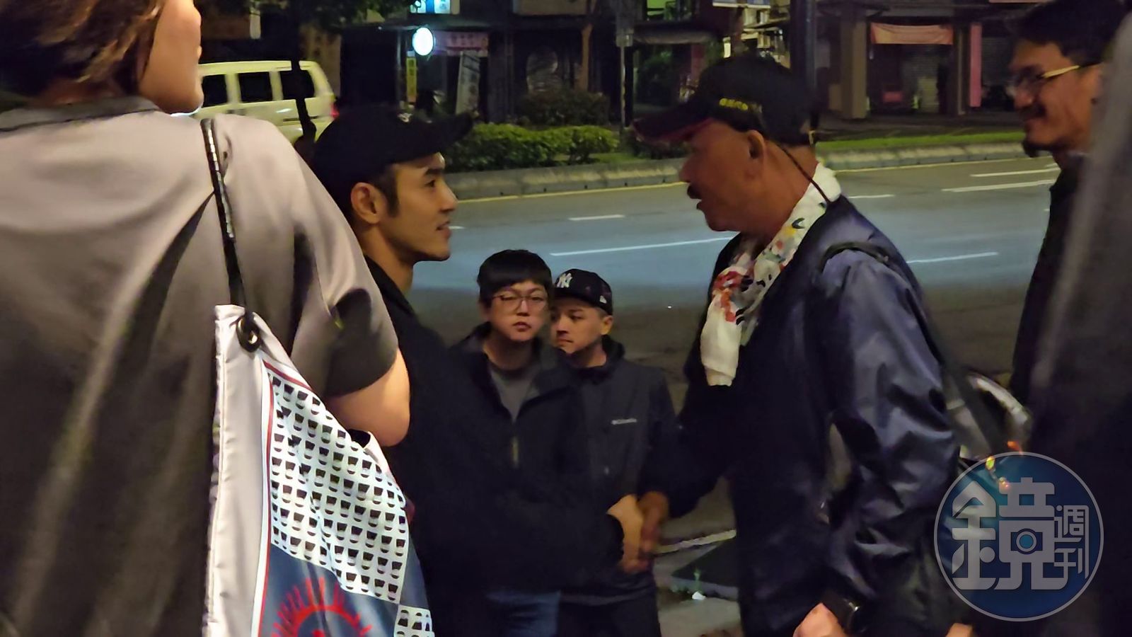 離開時阮經天與劇組工作人員握手道別,對方從《艋舺》《軍中樂園》就與阮經天合作,看得出來阮經天與對方互動時也很有禮貌,