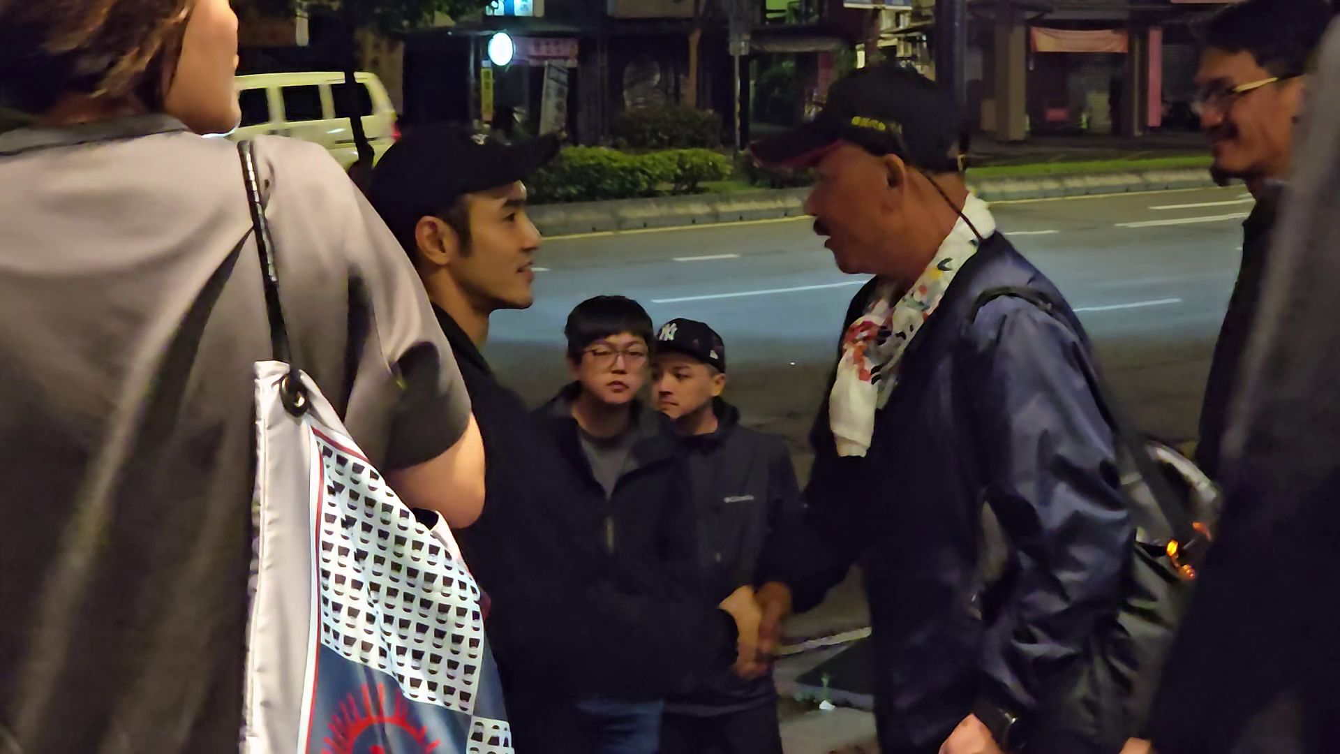 離開時阮經天與劇組工作人員握手道別,對方從《艋舺》《軍中樂園》就與阮經天合作,看得出來阮經天與對方互動時也很有禮貌,