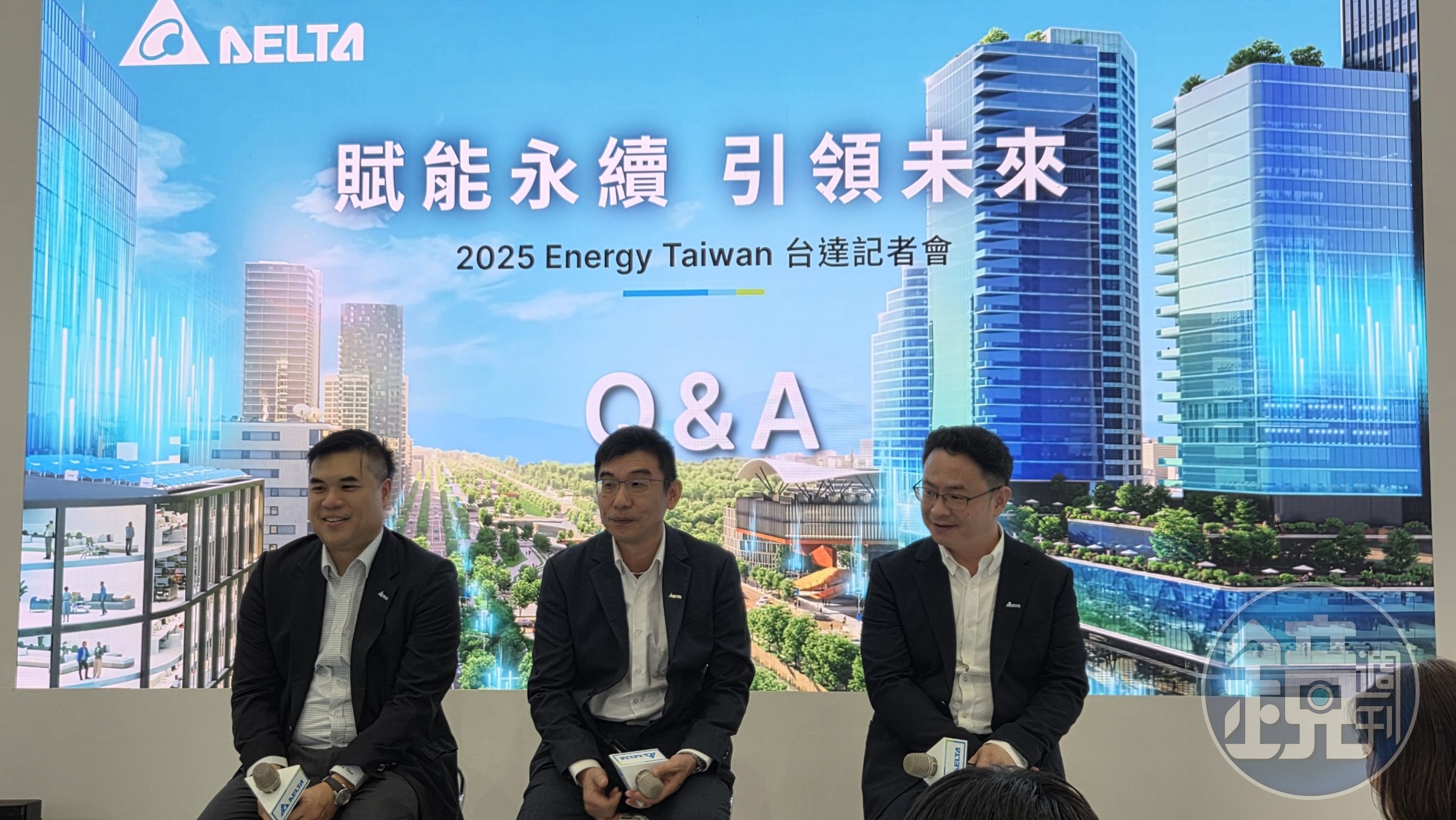 台達電子29日參展智慧能源週，由台達電力暨能源解決方案事業群副總裁李延庭（中），率領台達電智慧能源解決方案事業部副總經理陳治閔（左）和台達電氫能源應用新事業發展部資深專案經理賴俊吉（右），接受媒體聯訪。