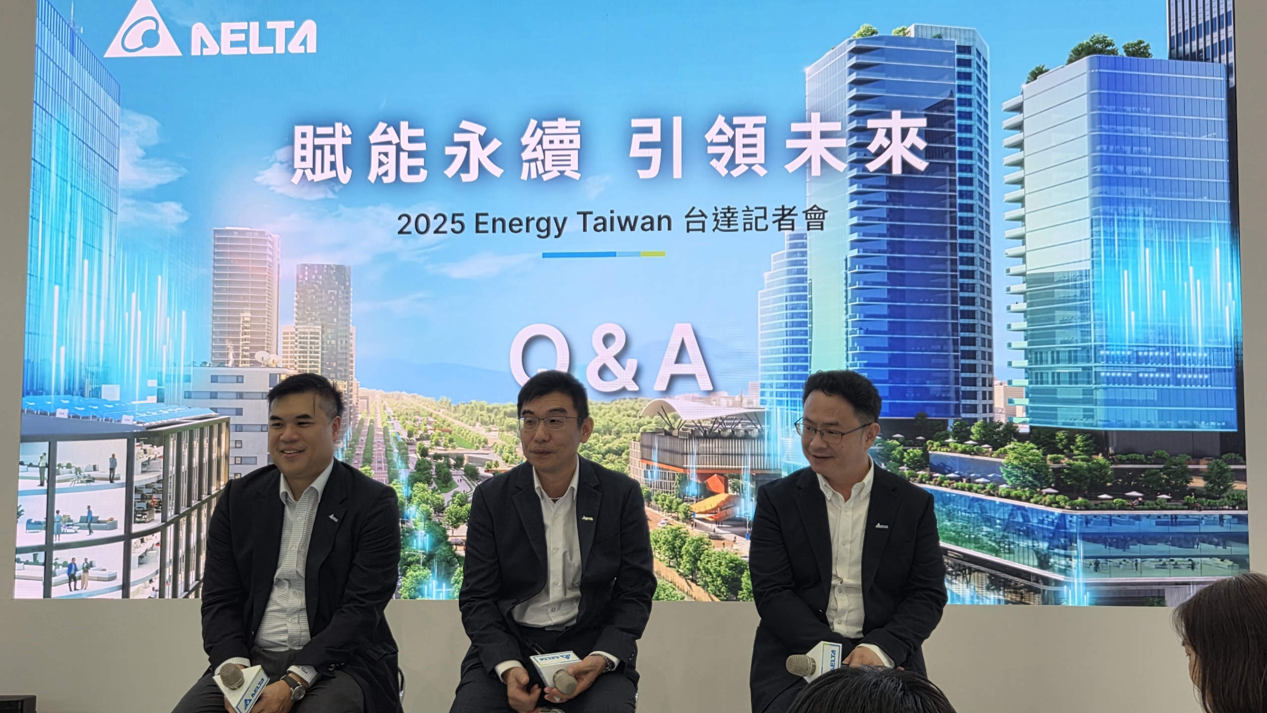 台達電子29日參展智慧能源週，由台達電力暨能源解決方案事業群副總裁李延庭（中），率領台達電智慧能源解決方案事業部副總經理陳治閔（左）和台達電氫能源應用新事業發展部資深專案經理賴俊吉（右），接受媒體聯訪。