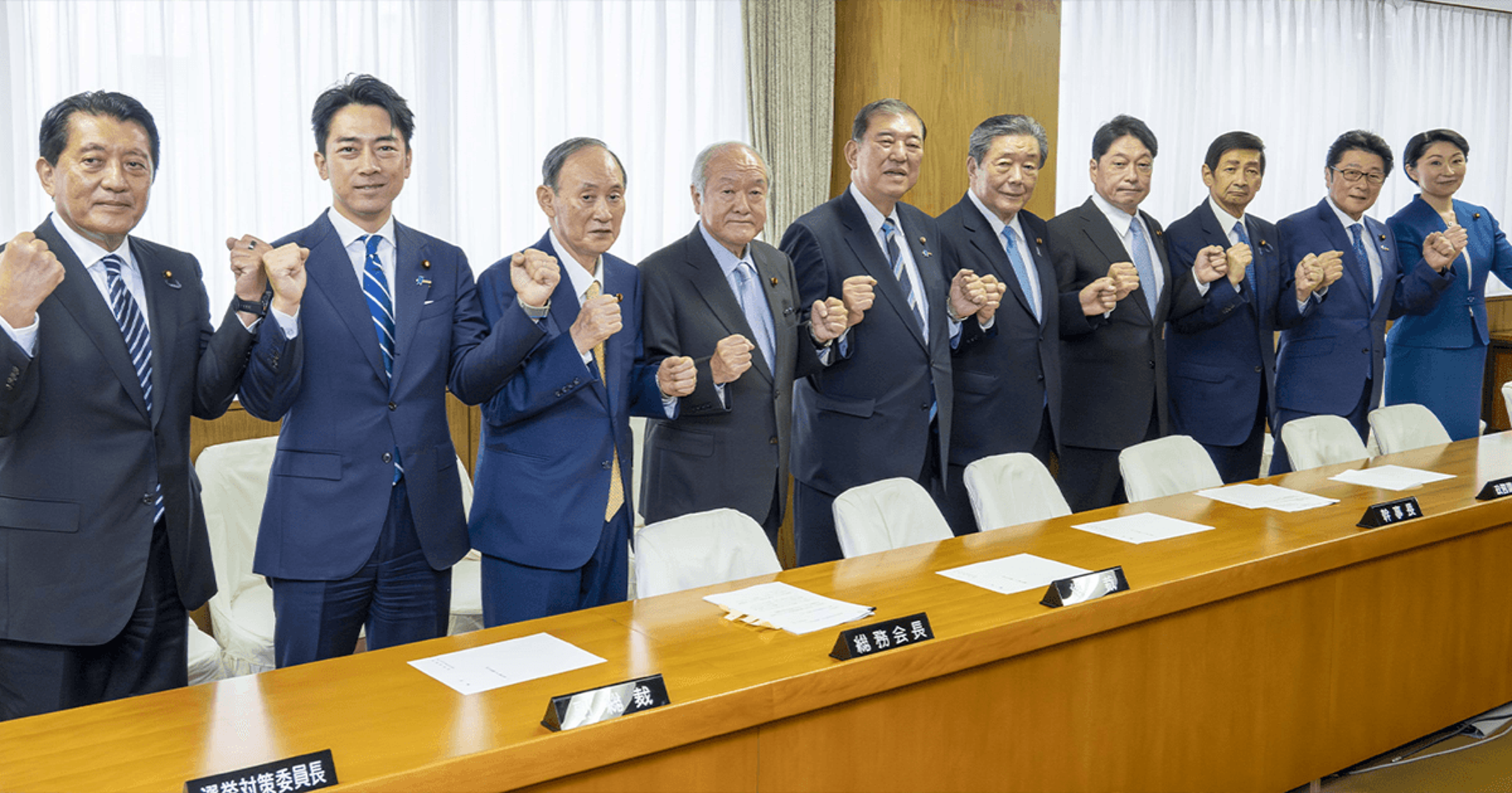石破茂（圖中）今舉行記者會，介紹新任自民黨新任主管人事，前首相菅義偉（左3）出任副總裁。（翻攝自民黨官網）