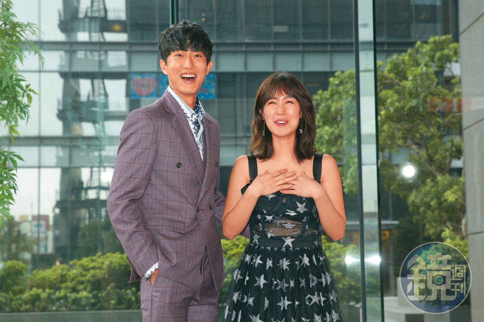 從小薰(右)過去的照片看來,曾有明顯暴牙的她,在矯正改善後已幾乎看不出來。左為邱昊奇