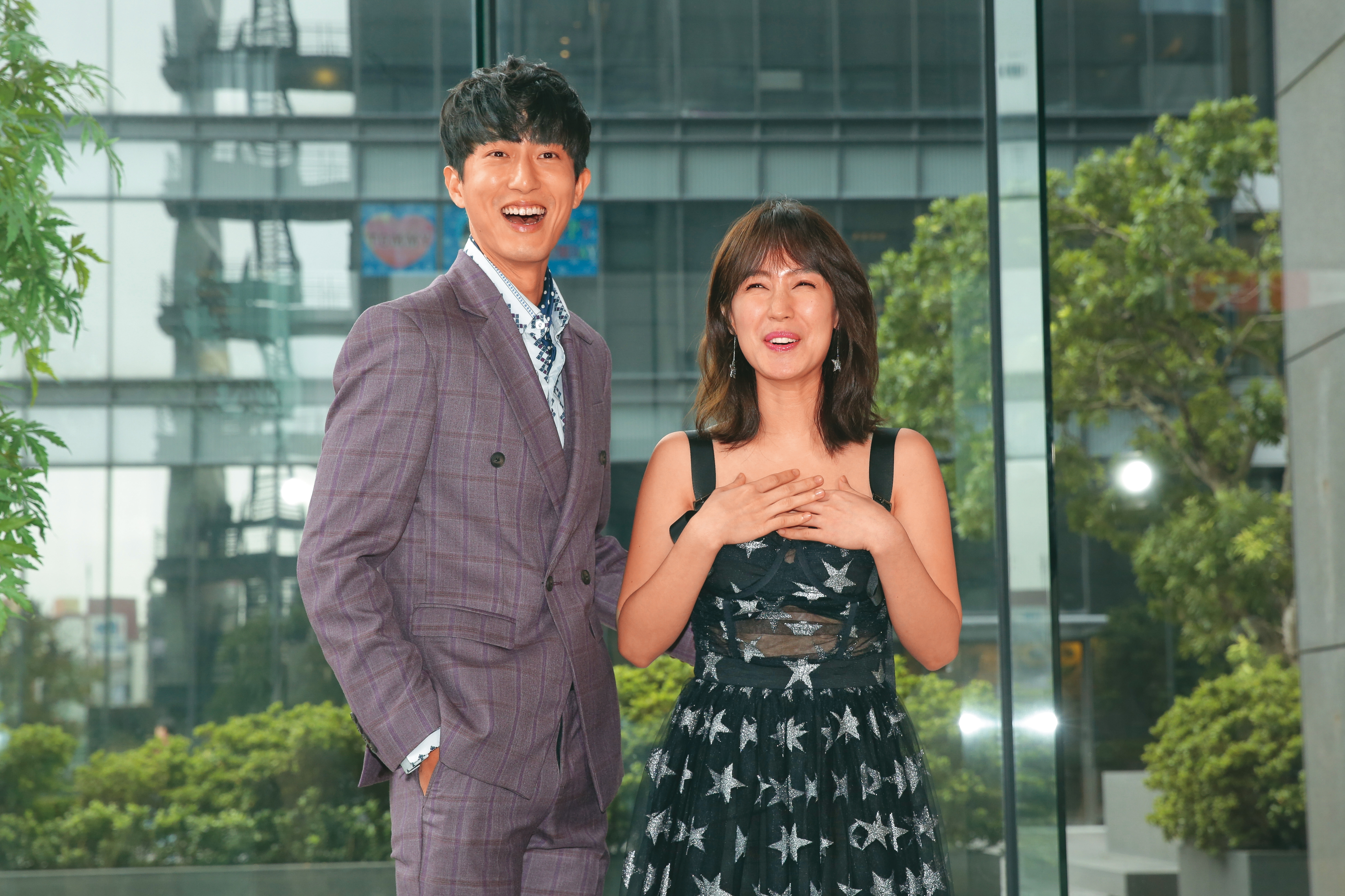 從小薰（右）過去的照片看來，曾有明顯暴牙的她，在矯正改善後已幾乎看不出來。左為邱昊奇。