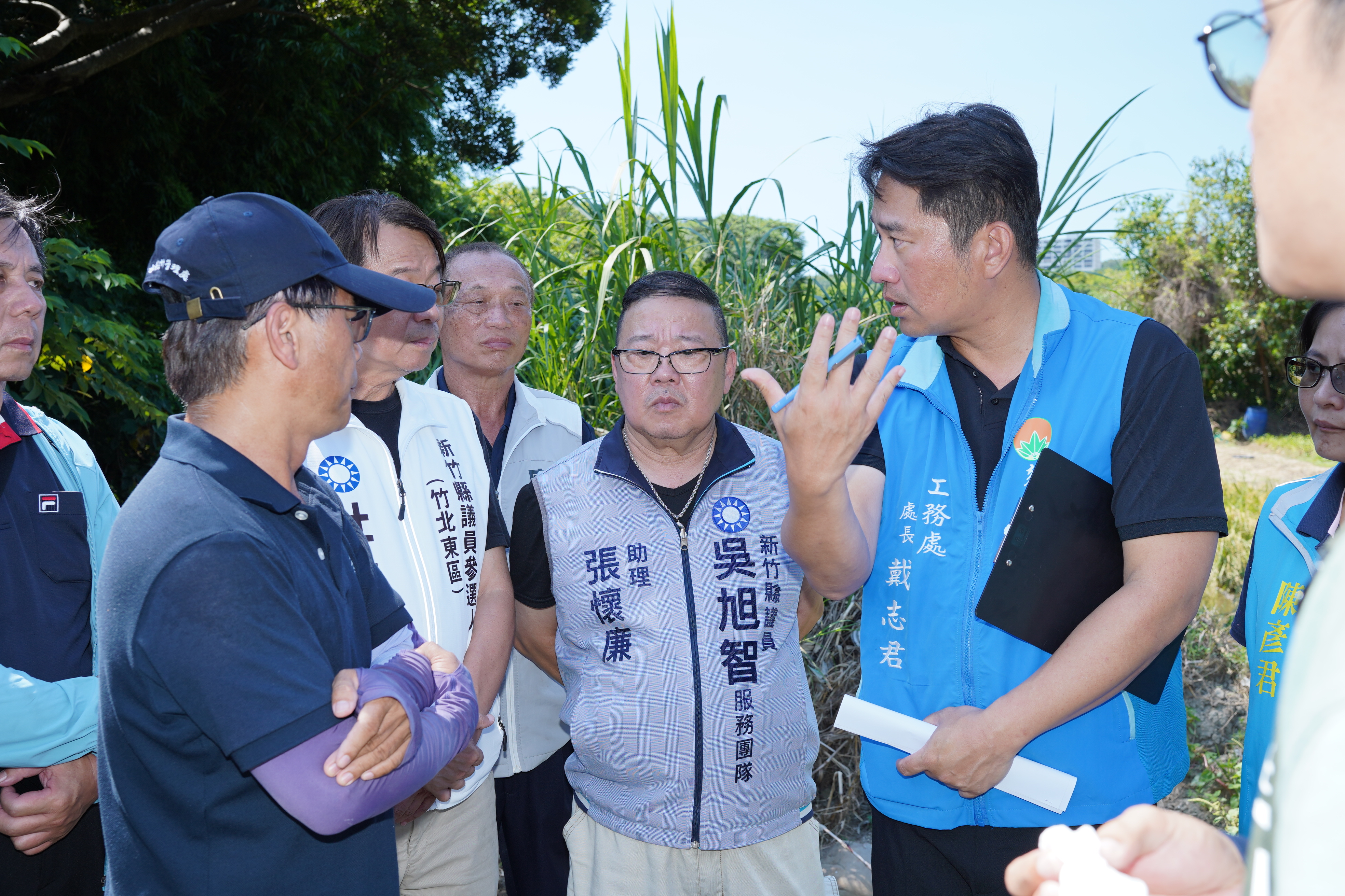 會中工務處長戴志君(右一)指出，目前中期處置將針對轄內管理權責不明之「其他排水」類，規劃制定地方自治法規納入管理，使管理、施工、預算皆有明確管理機關。(新竹縣政府提供)