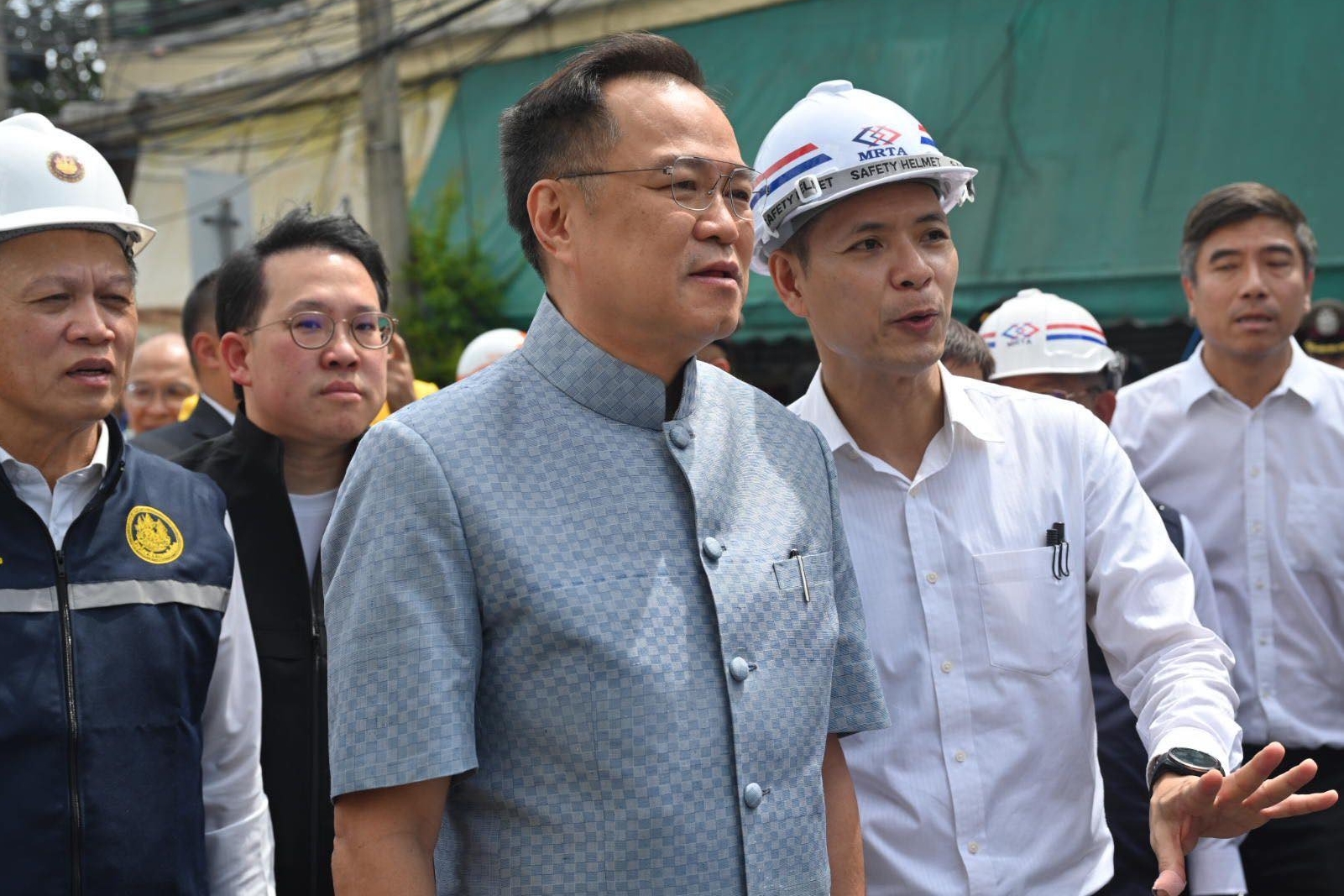 曼谷市長查猜以及泰國總理阿努廷前來巡視現場狀況。（翻攝自กรุงเทพมหานคร）