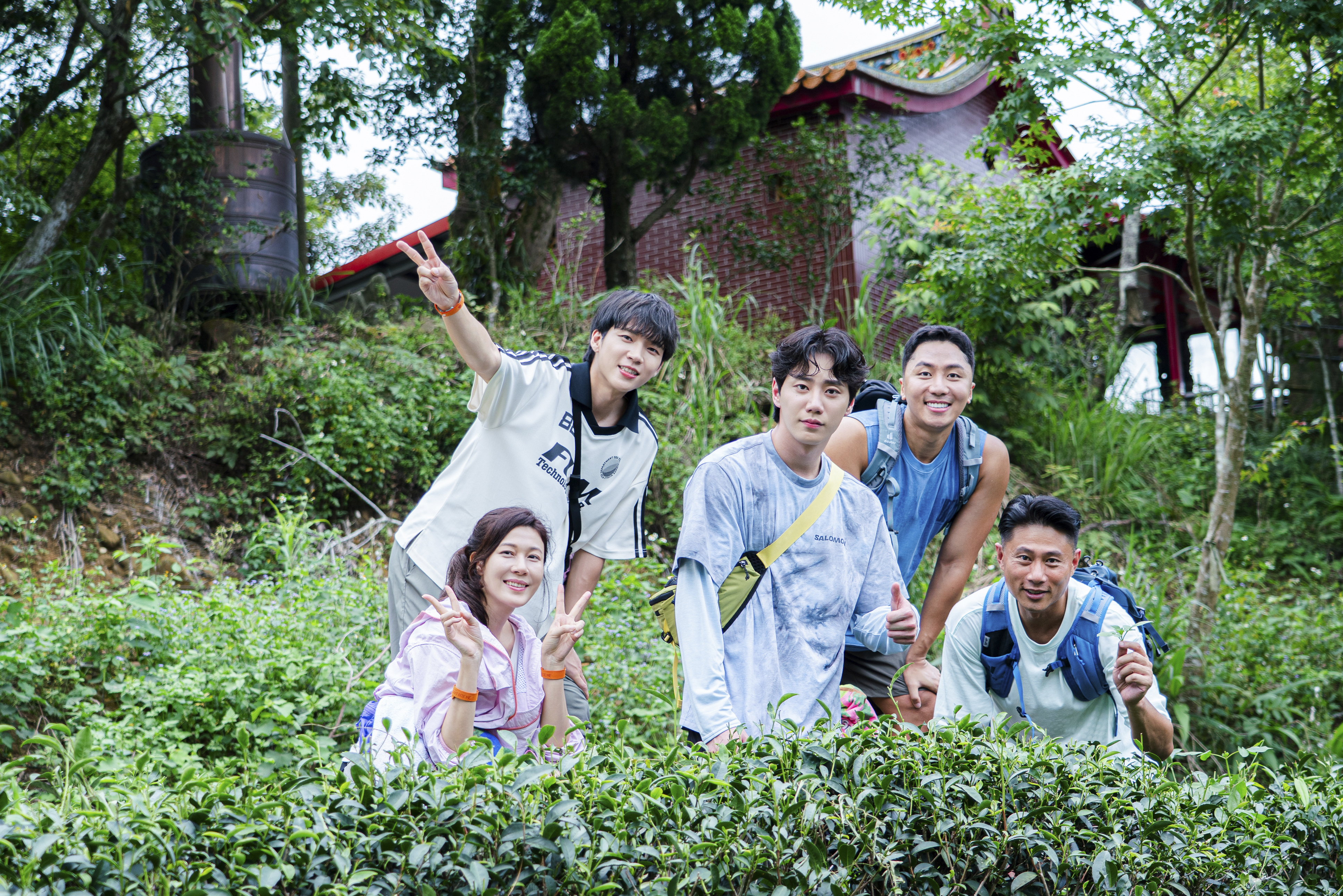 金荷娜（左起）、南優賢、李濬榮、肌肉山山和彭小刀，展開10天挑戰10條客家古道的任務。（圖／客家電視台提供）
