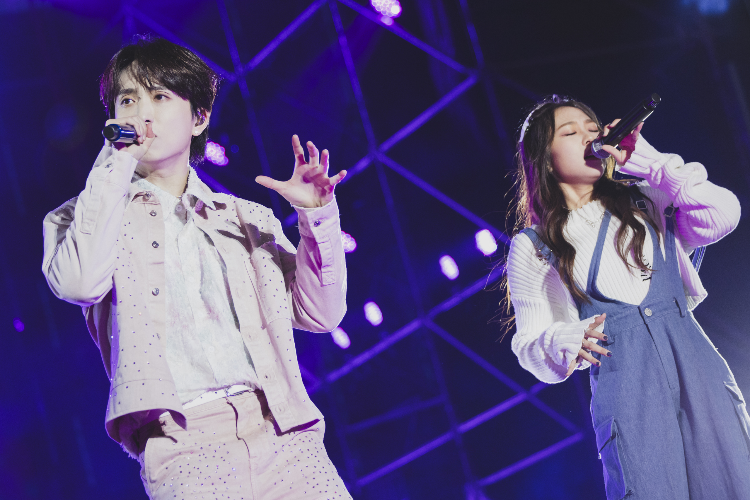 邱鋒澤與艾薇在「高雄櫻花季」演唱新歌〈一起寂寞〉。（寬寬整合行銷提供）