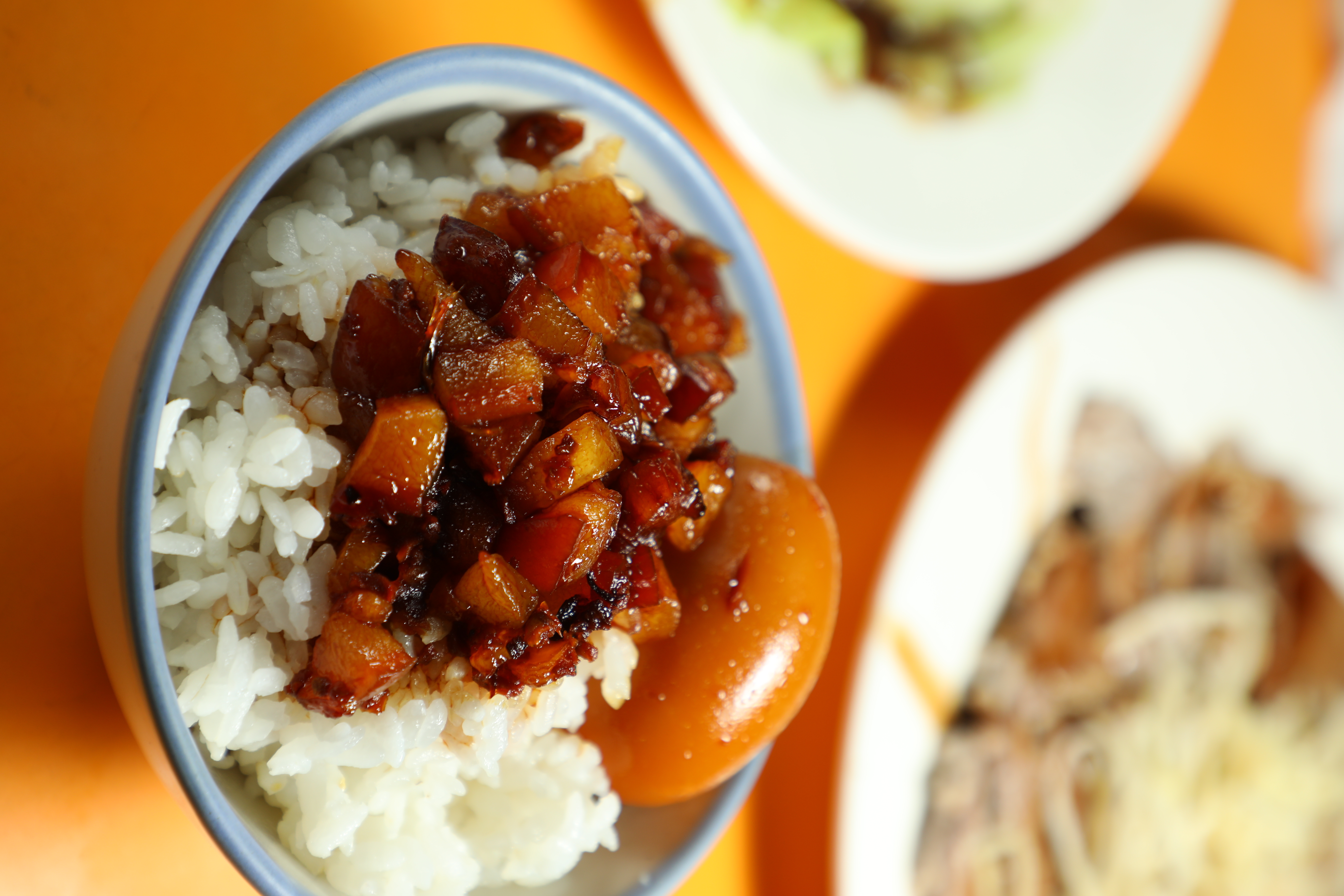 東門城的「滷肉飯」,加滷蛋是標配。(30元/小碗、50元/大碗)