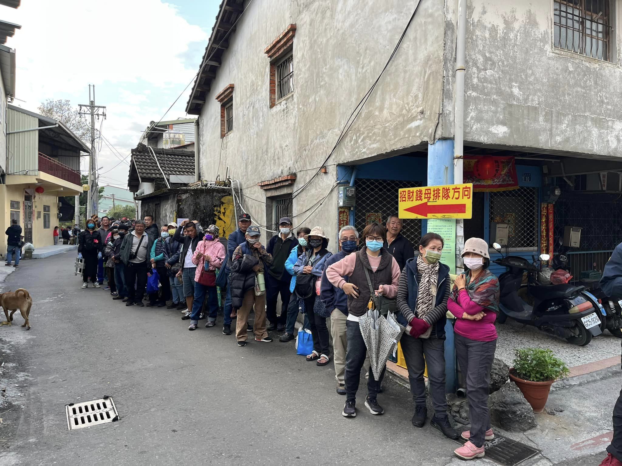 竹山紫南宮發放招財錢母，排隊人潮綿延8公里。（翻攝自竹山鎮長陳東睦臉書）