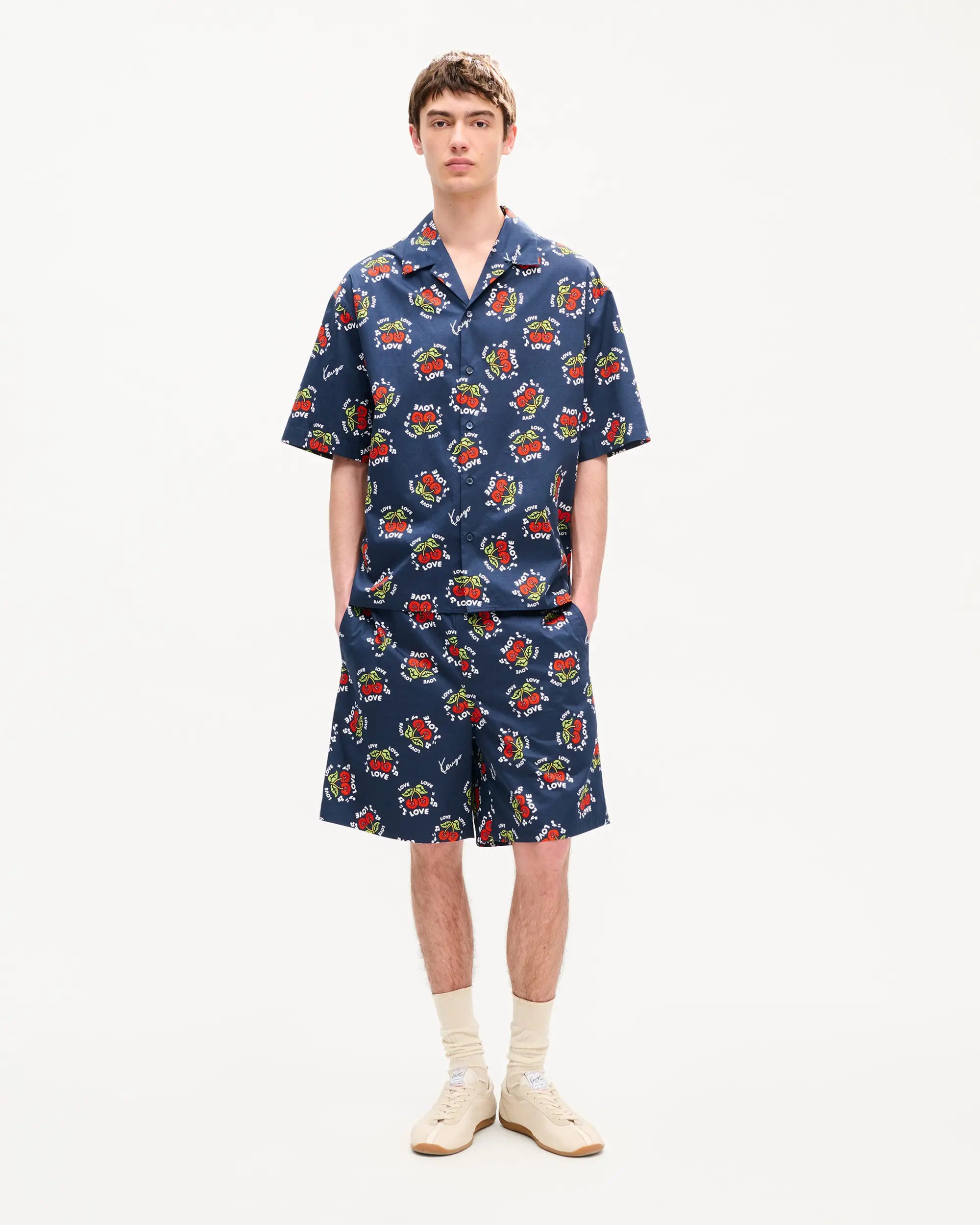 KENZO LOVES藍黑色夏威夷襯衫NT$14,800、藍黑色滿版鬆緊短褲NT$16,300。(惇聚國際提供)
