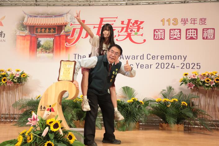 黃偉哲不論是揹學生，或被學生揹起來，樣樣都展現高配合度。（台南市政府提供）