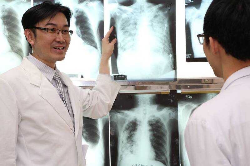 台北市立聯合醫院陽明院區胸腔內科醫師蘇一峰遭投訴，值勤時有聯繫不到的狀況，院內同仁還控，蘇在看診時間接受媒體訪問、錄製影片等狀況，然聯醫卻因其網路聲量高而敢怒不敢言。（翻攝自臉書@蘇一峰）