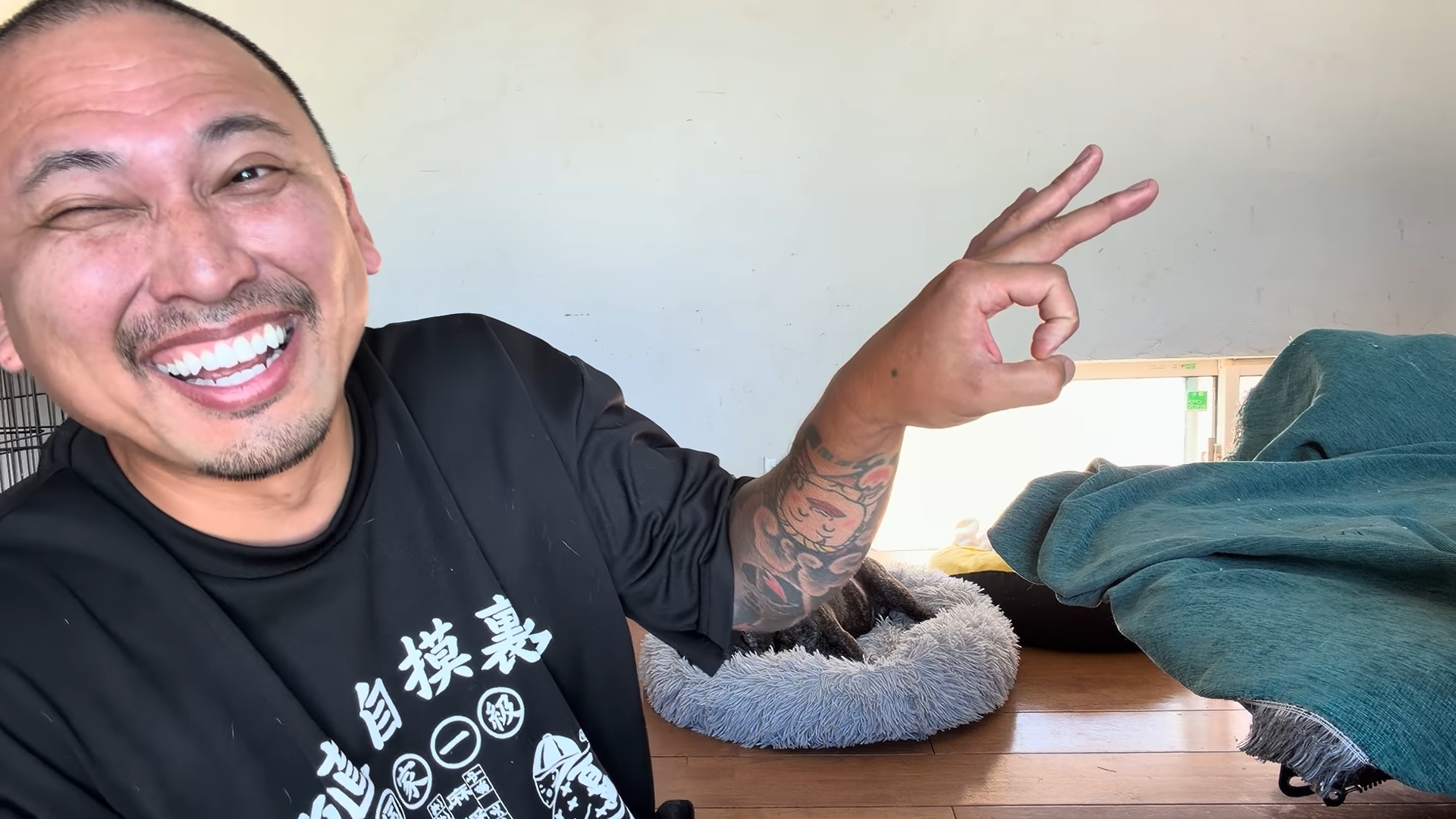 一名刺青師日前因在YouTube指「99%刺青顧客是笨蛋」引發爭議,遭3名刺青男子闖入前院討說法。(翻攝自YT/しげち)