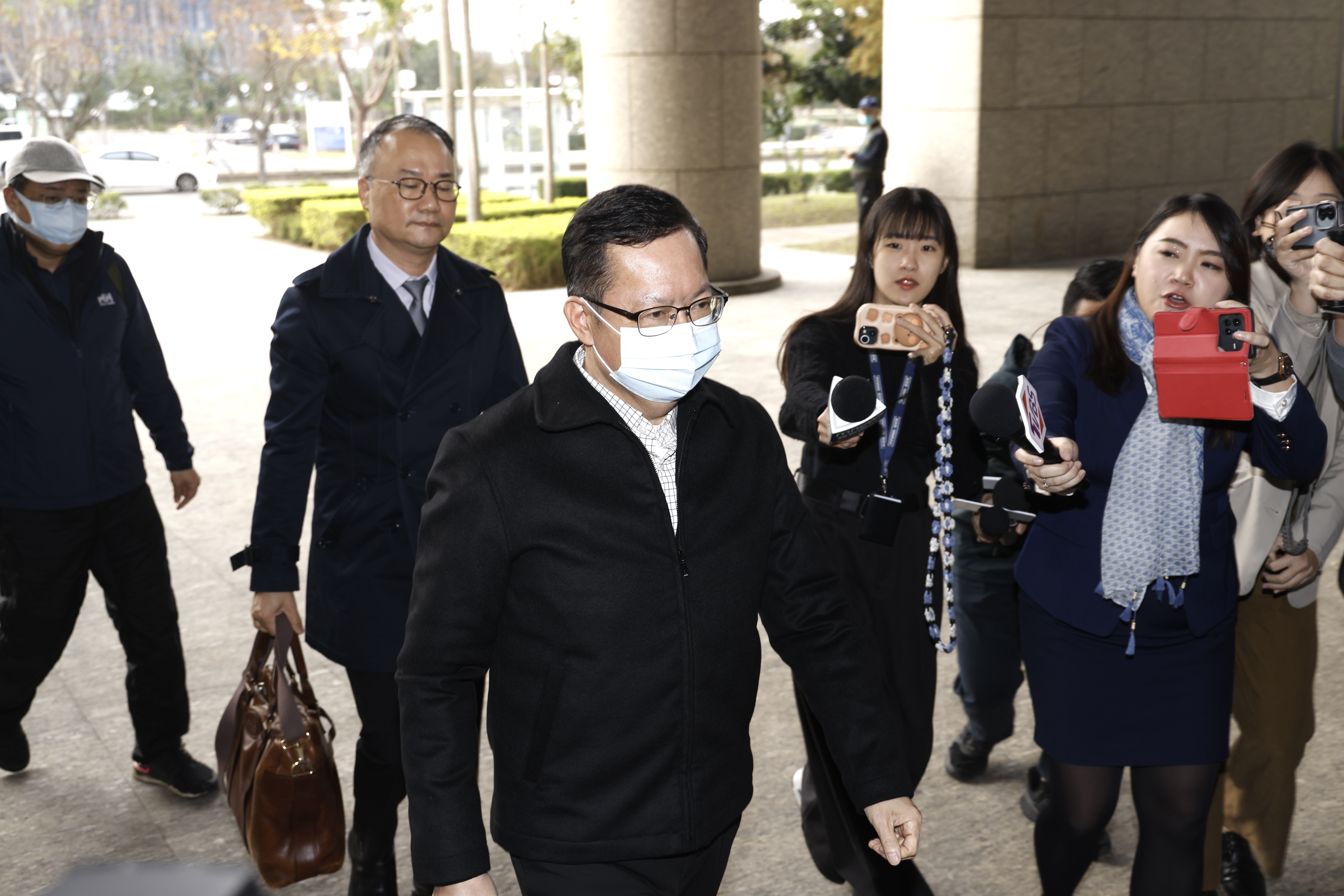 鄭文燦週一為收賄案出庭。