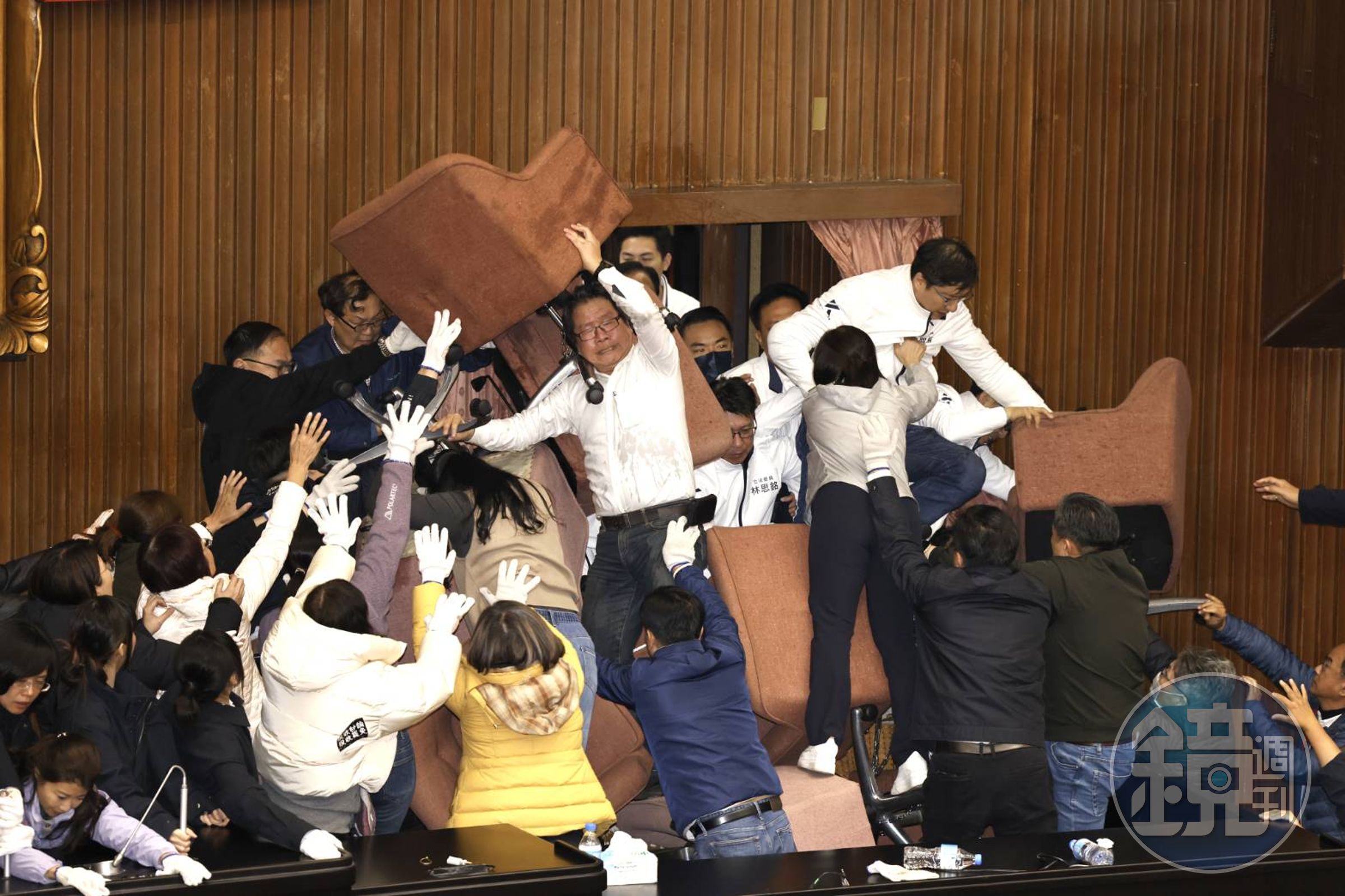 國民黨立委張智倫突破民進黨封鎖,率先爬進議場。