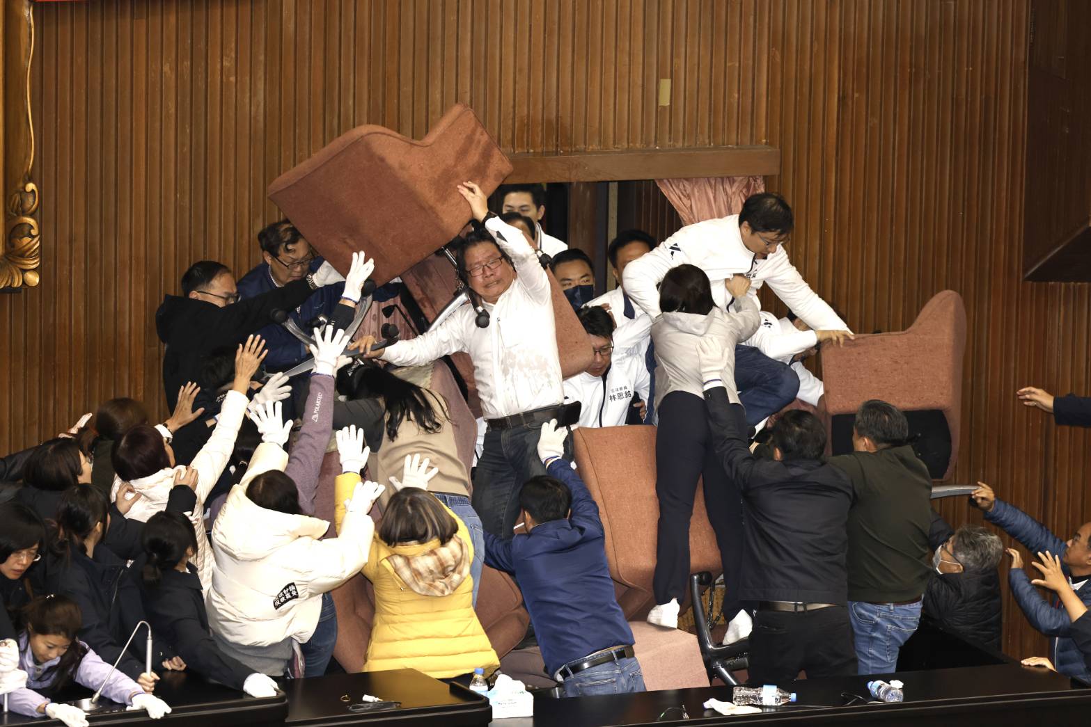 國民黨立委張智倫突破民進黨封鎖，率先爬進議場。