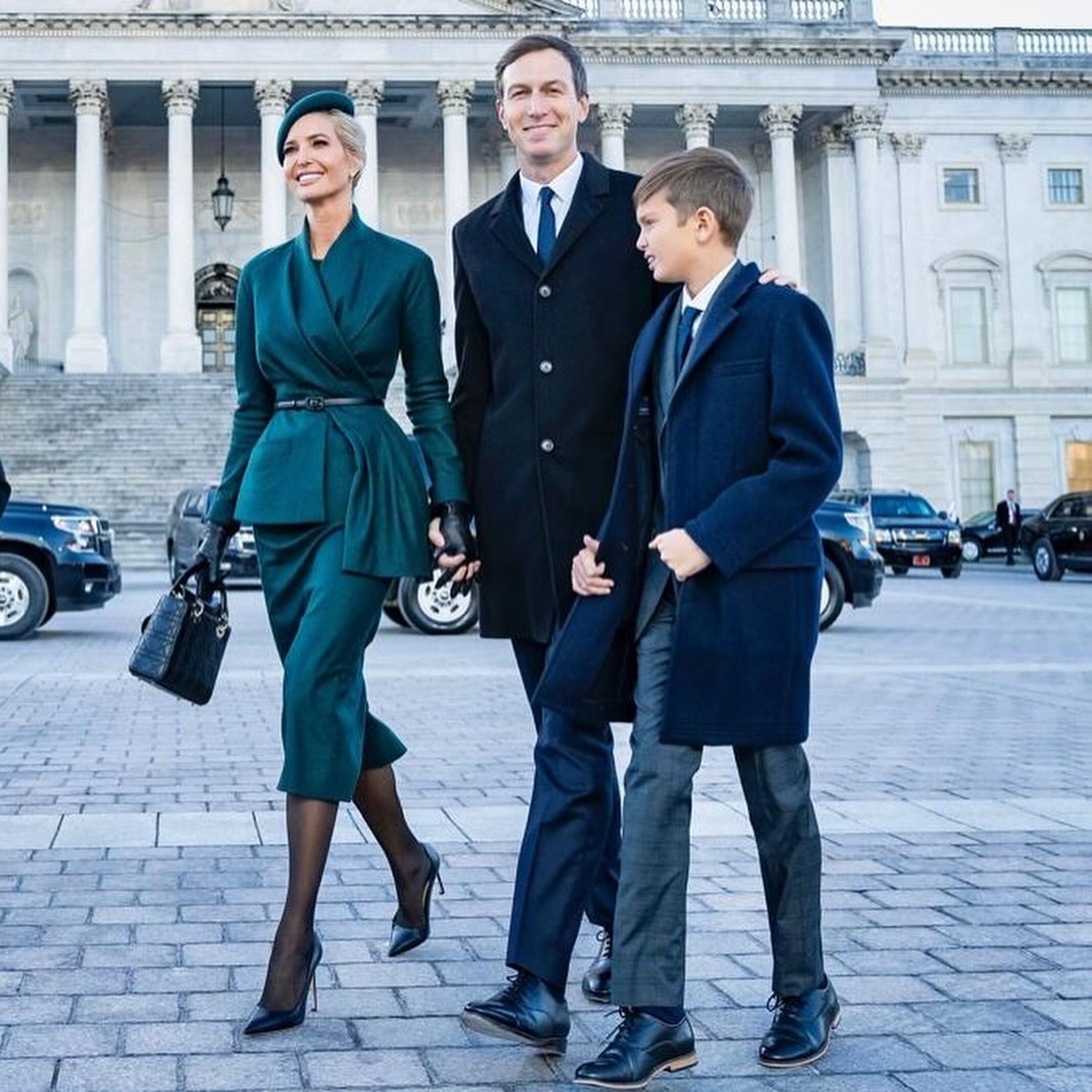 伊凡卡在就職典禮當天穿DIOR綠色套裝，手拎同品牌包包。（翻攝ivankatrump IG）