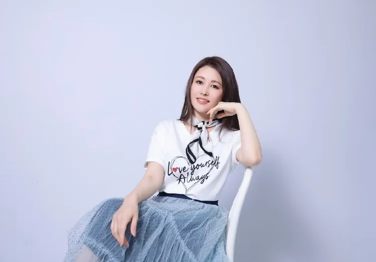 佐藤麻衣息影10年正式復出，全為星空媽媽活動擔任iROO公益大使。（鏡藝宏海提供）