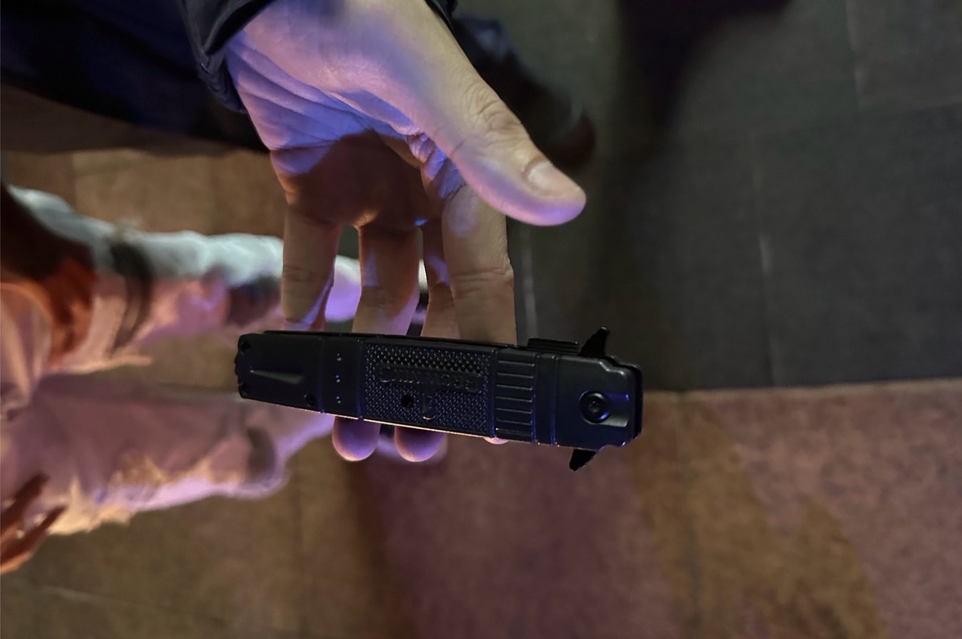 警方查扣的折疊刀。（翻攝畫面）