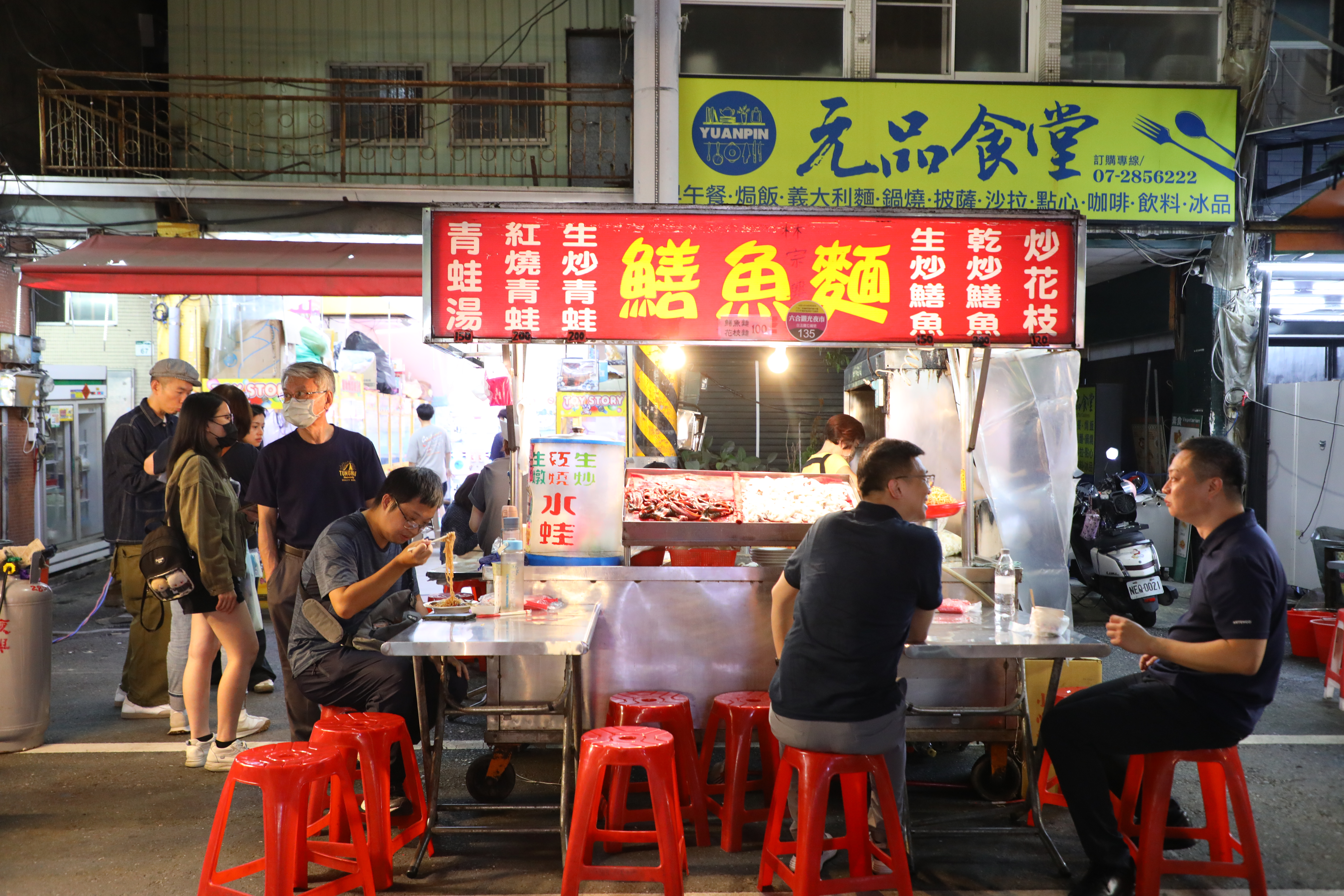 「林宗興鱔魚意麵」的口味非常受歡迎，整晚客人川流不息。
