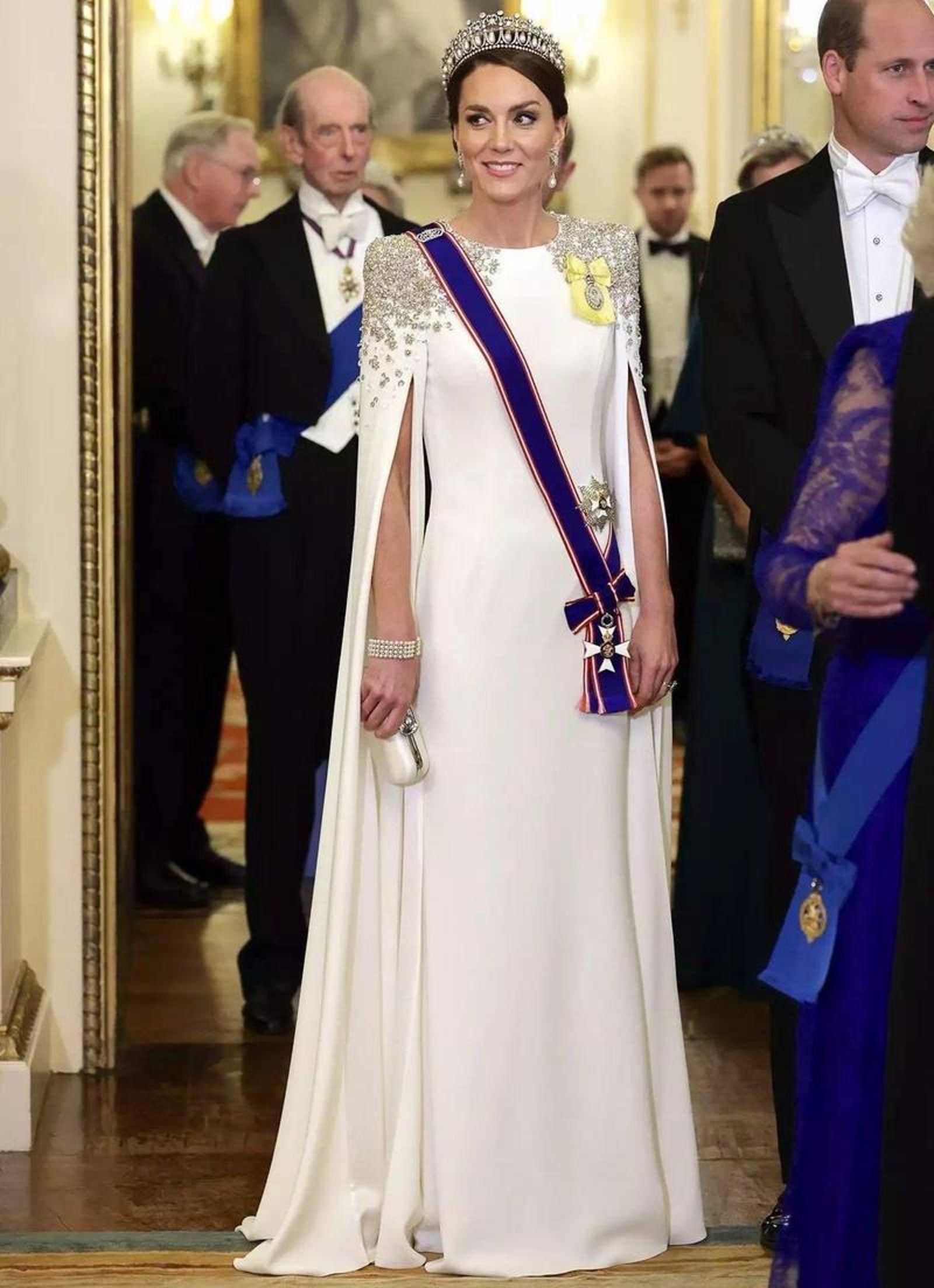 凱特王妃2022年在白金漢宮南非總統蒞臨晚宴上，穿Jenny Packham白色斗篷禮服，雍容華貴。（約新台幣14.7萬元）。（翻攝@KaylaAdams___推特）