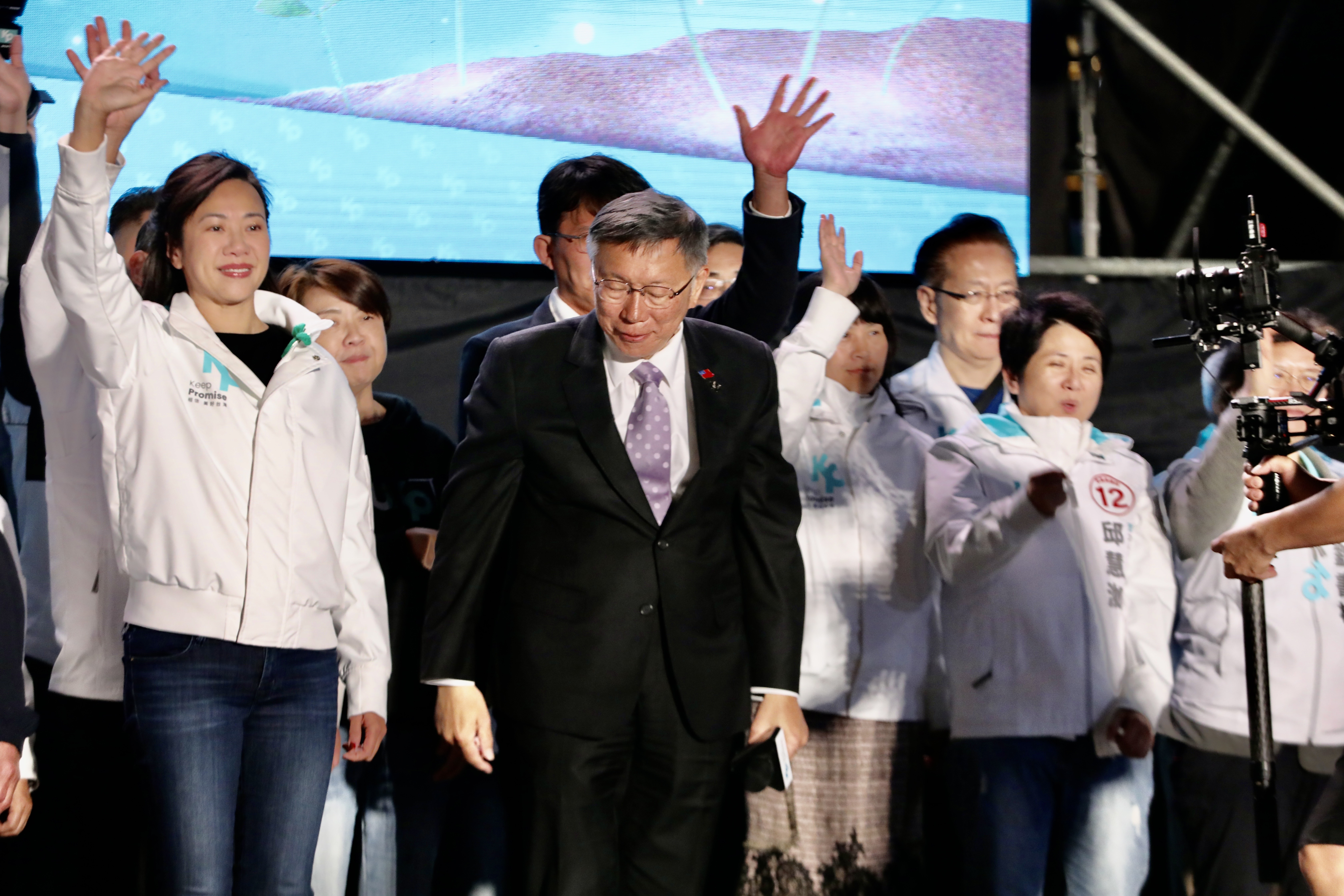 開票之夜,柯文哲上台一共說了七次「謝謝大家!」身旁的吳欣盈熱淚盈眶,但柯文哲仍是一號表情,說自己不會放棄。