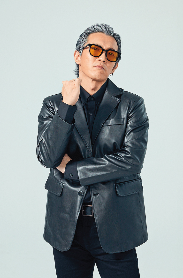 黃尚禾演出舞台劇《穿越門中門》，隨著故事時空推進，變換古今造型。（果陀劇場提供）