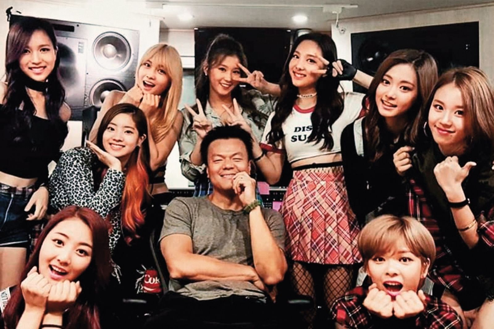 韩国女团TWICE全员前年和经纪公司JYP续约，自去年开始才陆续有个人活动和小分队。（翻摄自J.Y.Park IG）