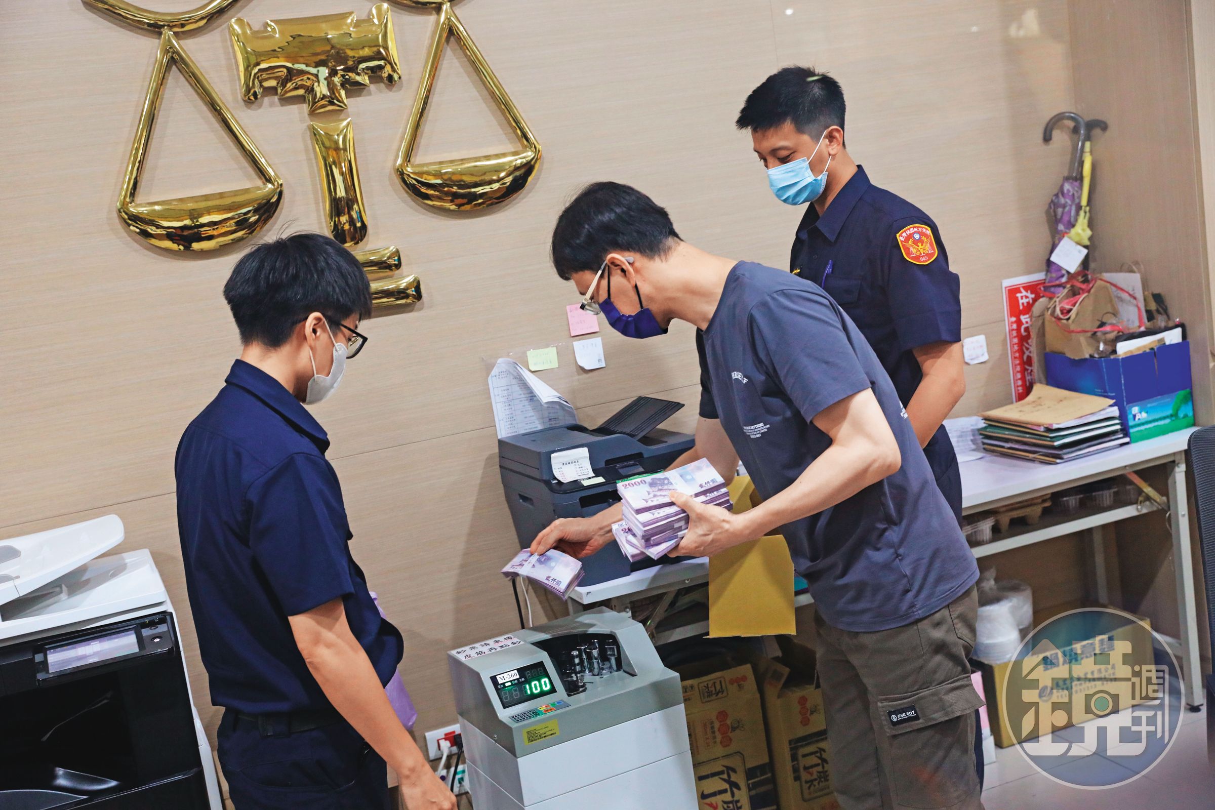 鄭文燦去年7月遭檢方聲押禁見，法官2度裁定500萬元交保及700萬元加保，由銀行協助點鈔，不過，檢方抗告成功，桃院最後裁定收押。