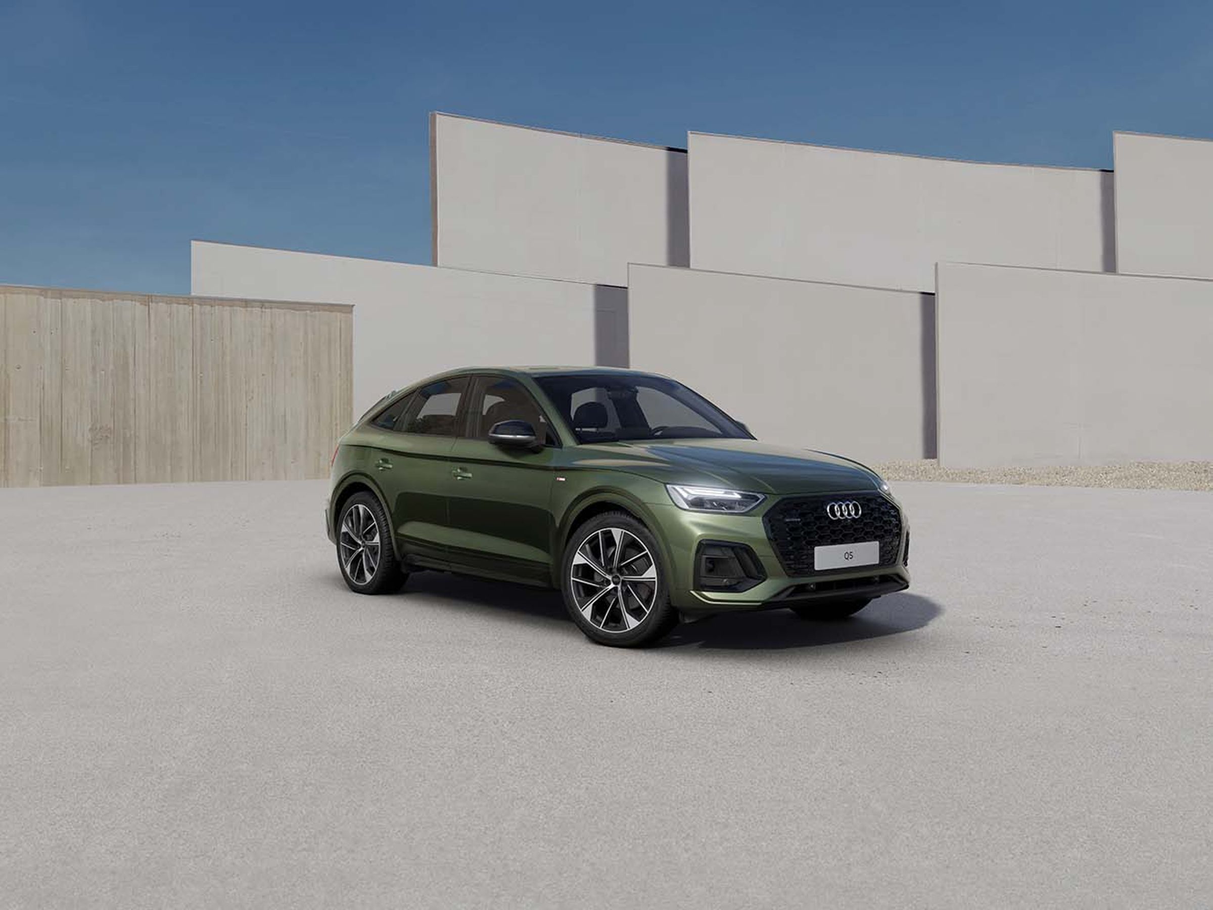 Q5 Sportback45 TFSI quattro S line車型更進階配備21吋Audi Sport鋁圈與黑色外觀套件。