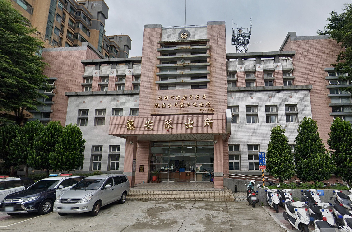 龍安派出所接獲通報指出附近手搖飲店發生女童遭攻擊的事件，立即派員趕抵現場，並火速逮捕行凶的婦人。（翻攝自Google Maps）