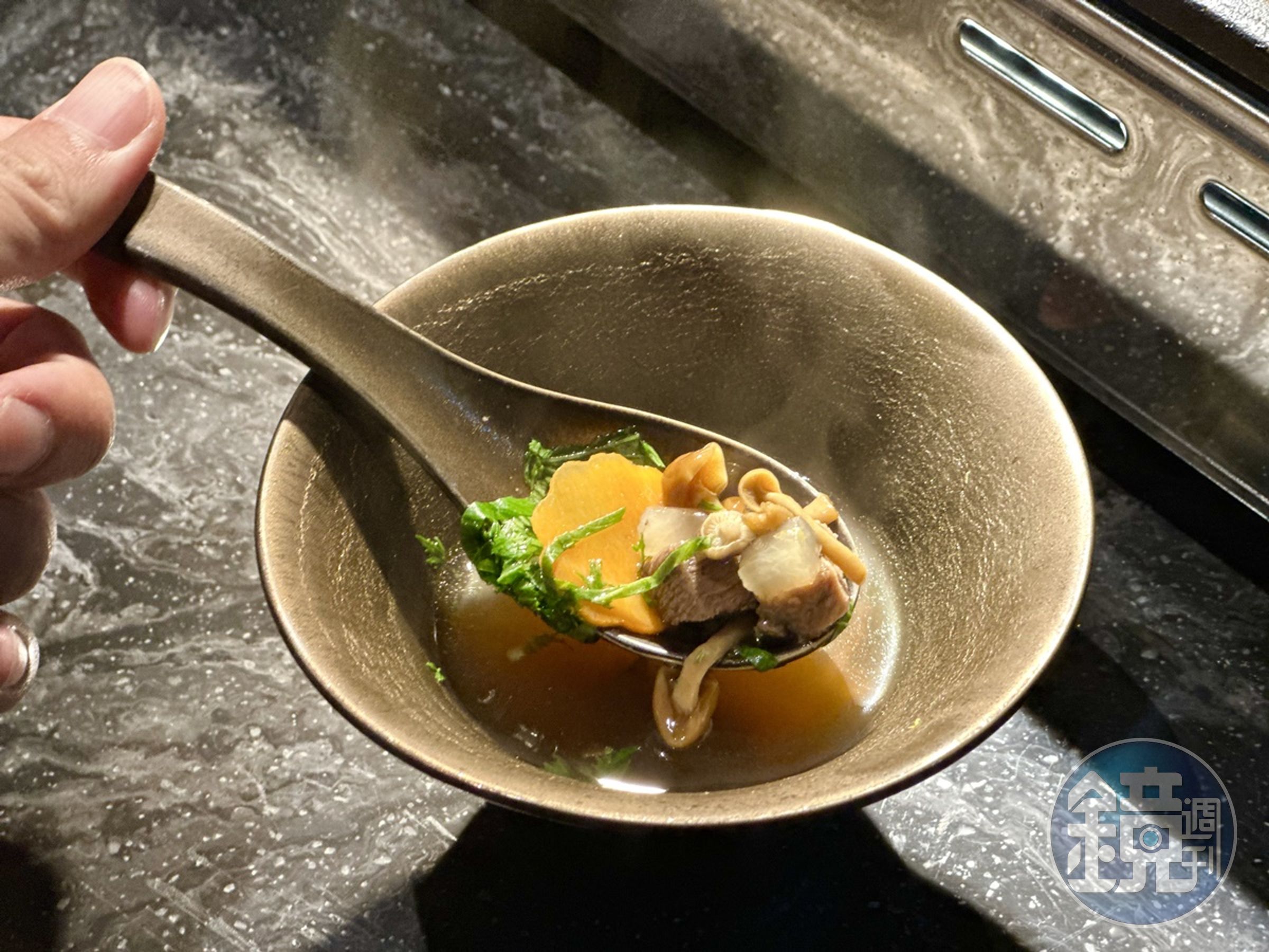 「清燉和牛牛尾湯」以和牛邊角肉與牛尾煮成,清甜爽口,牛味濃郁。