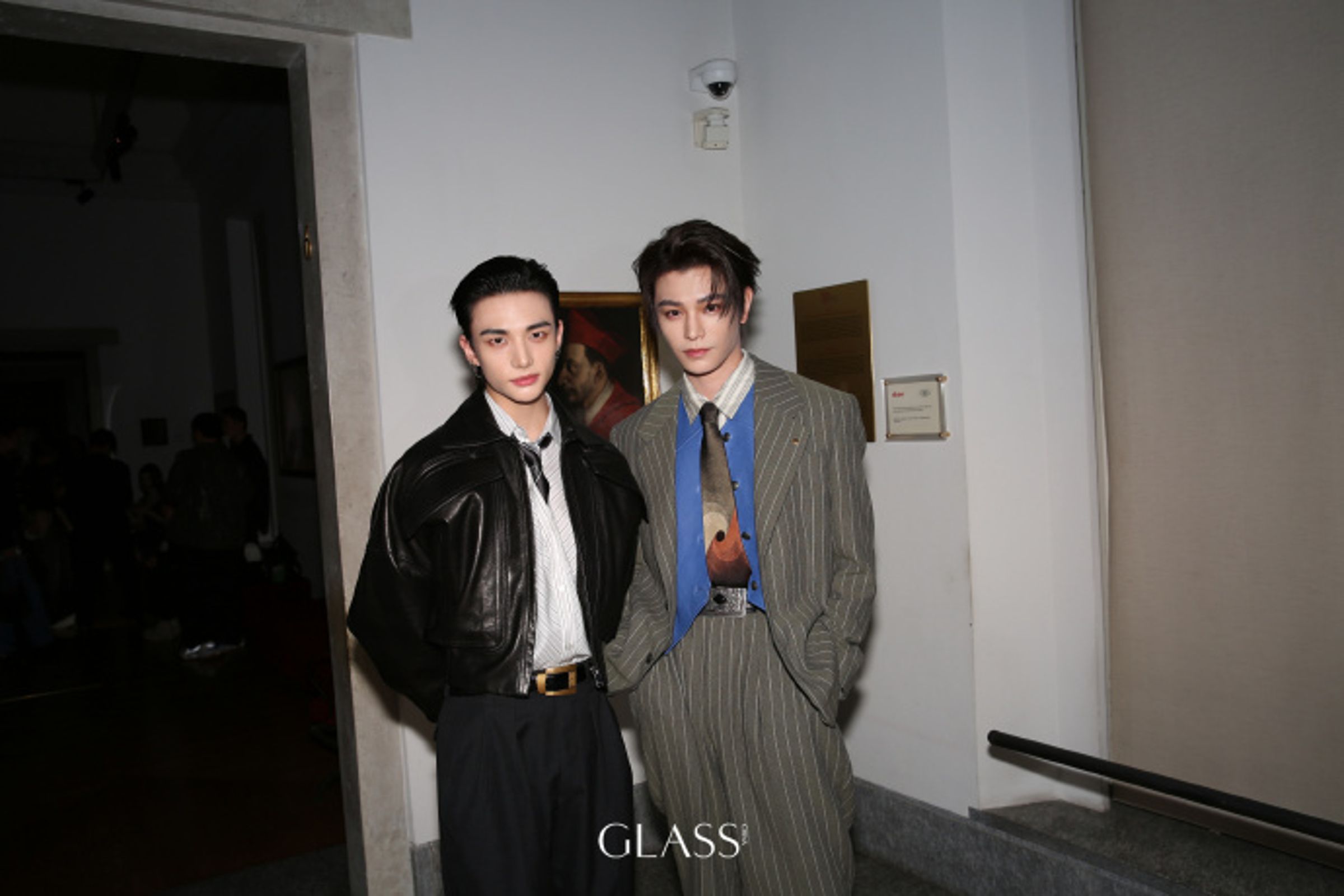 丁禹兮(右)上周在Versace米蘭秀場與Stray Kids鉉辰合照。(翻攝GLASS中文版微博)