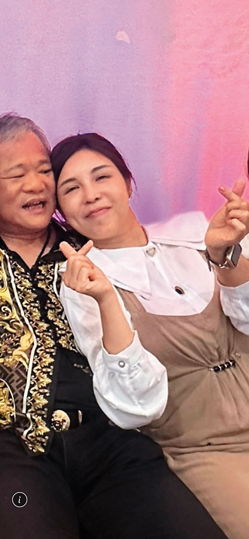 洪佳君(右)緊靠林勝東(左)合照,2人互動曖昧。(讀者提供)