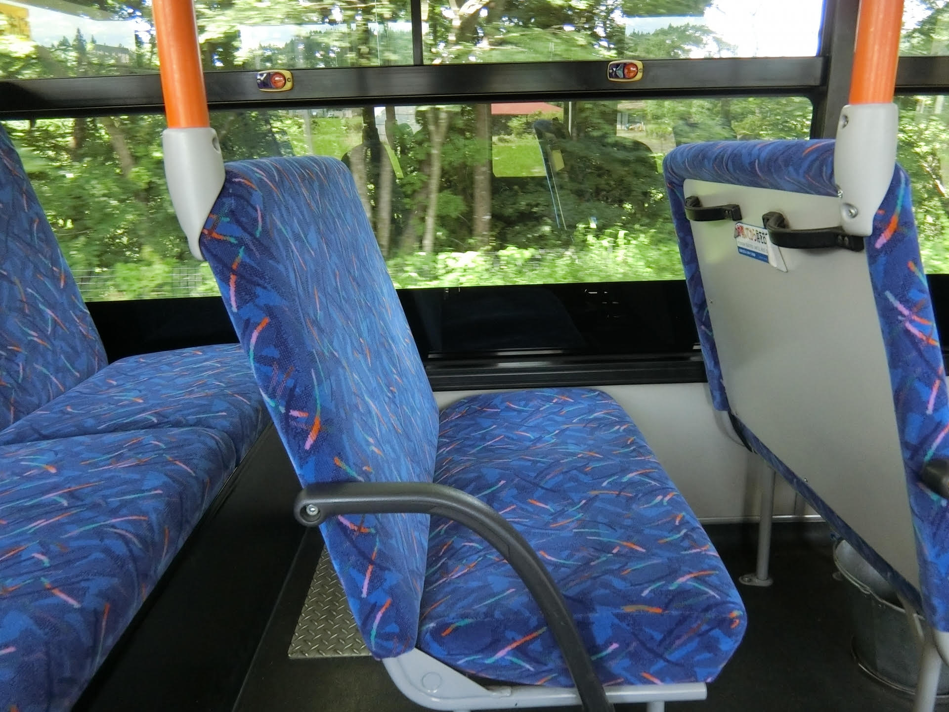 醫師表示公車車廂環境封閉且人潮擁擠，成了病菌交互傳播的高風險溫床。（示意圖，photoAC）