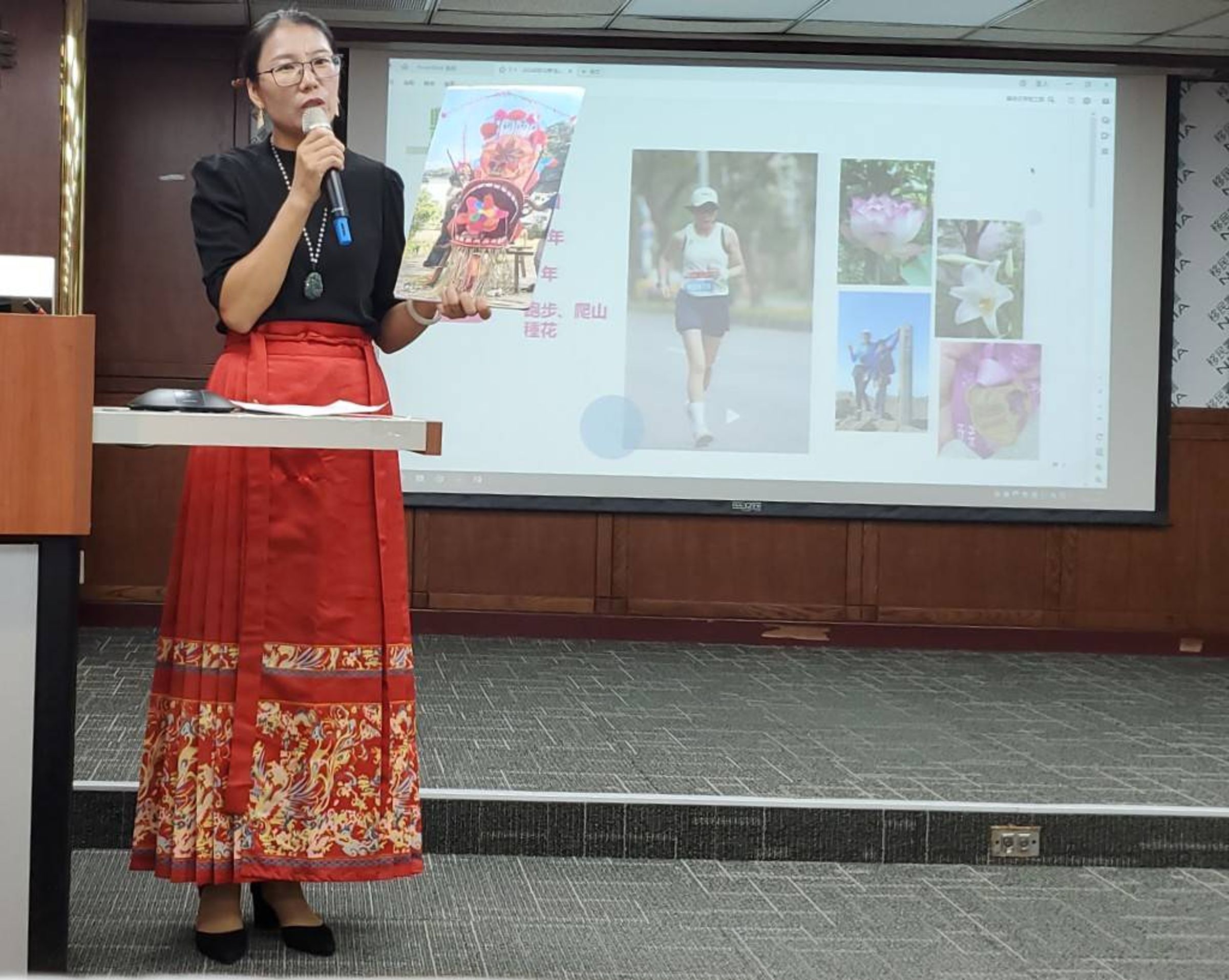 羅艷紅身穿故鄉徽州傳統服裝:馬面裙,並且介紹在重大節日如中秋慶典會穿。(移民署提供)