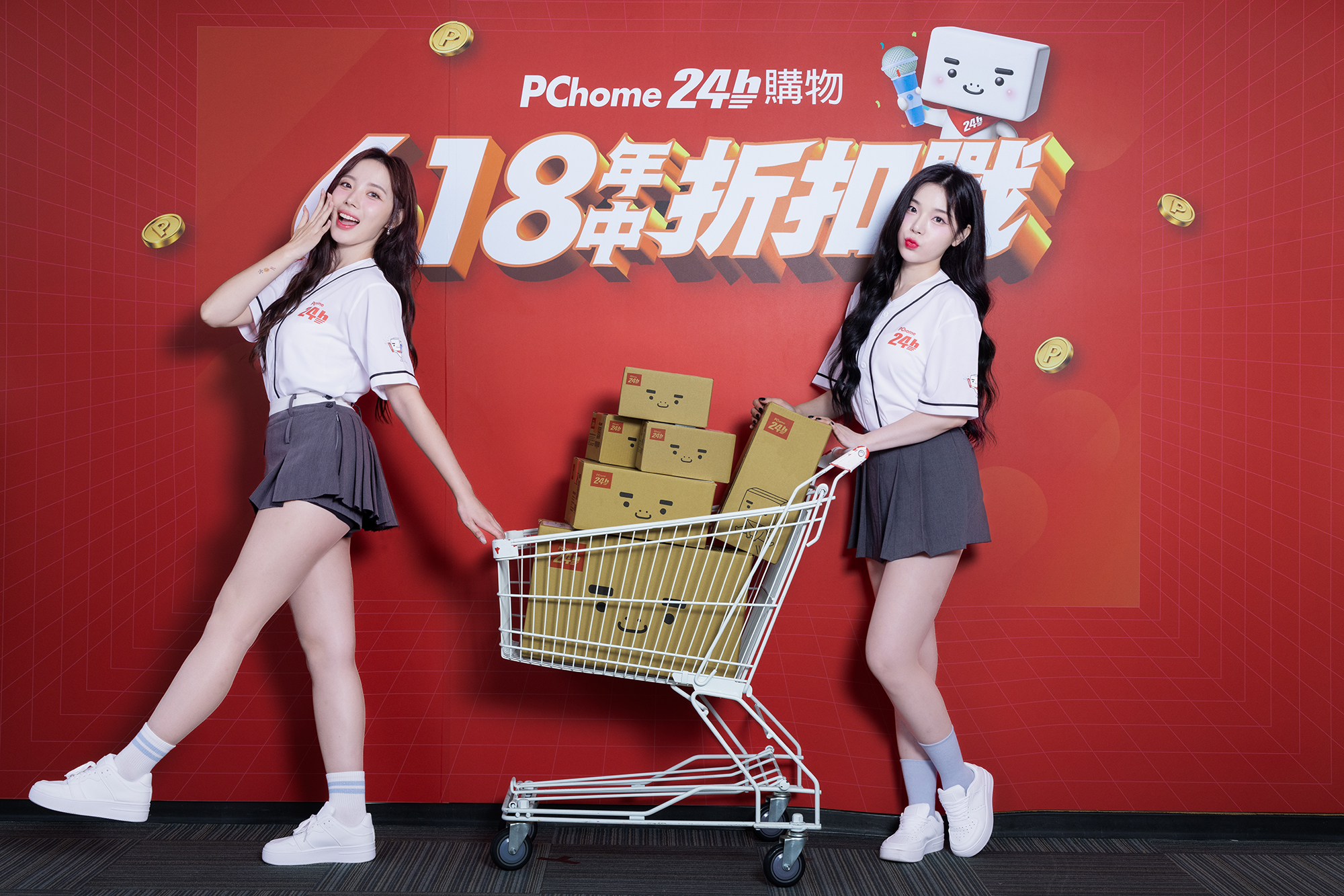 河智媛（左）與趙娟週兩大啦啦隊女神合體擔任PChome 618活動形象大使。（PChome提供）