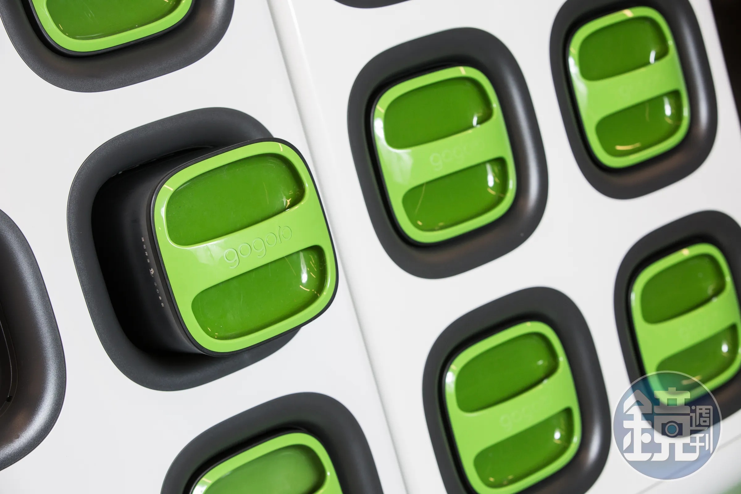 近日有網友發現，交通號誌燈箱竟藏著2顆Gogoro電池，直呼太酷了，也釣出專家解答，原來這些機車電池，可以做為備援系統，維持紅綠燈不會斷電，避免造成交通癱瘓。（本刊資料照）